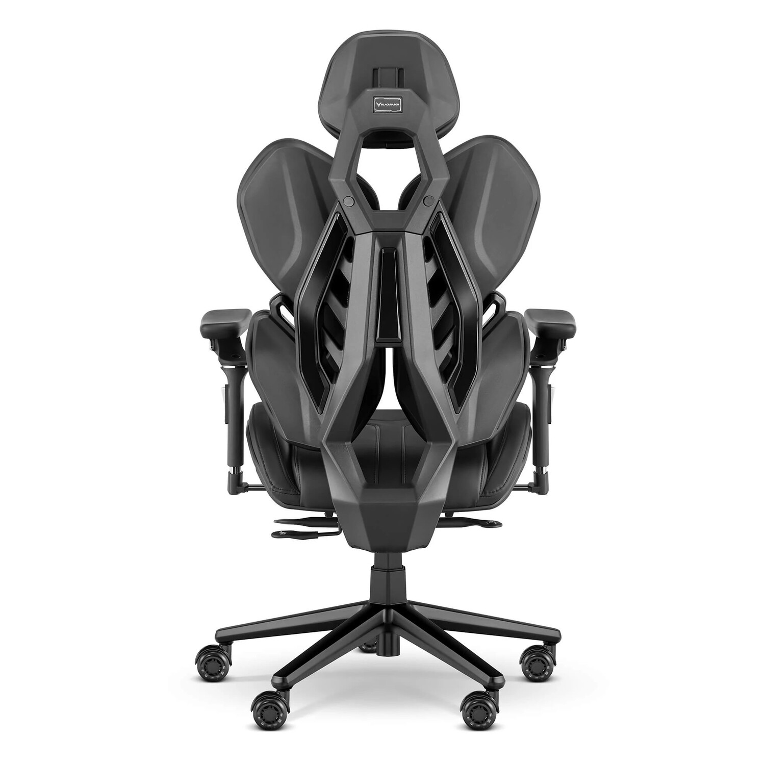 Czarny fotel gamingowy z wysokim oparciem, regulowanymi podłokietnikami i kółkami.