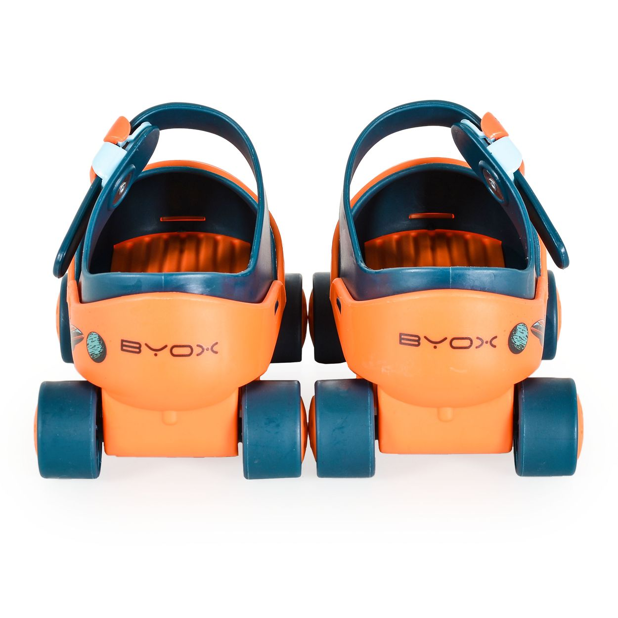 Zwei orangefarbene Rollschuhe mit blaugrünen Rädern und Riemen.