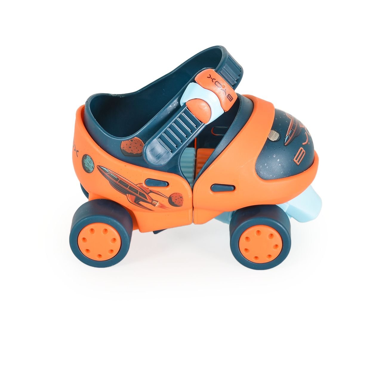Ein orangefarbener und blauer Roller mit Raketenmotiven, der auf weißem Hintergrund steht.