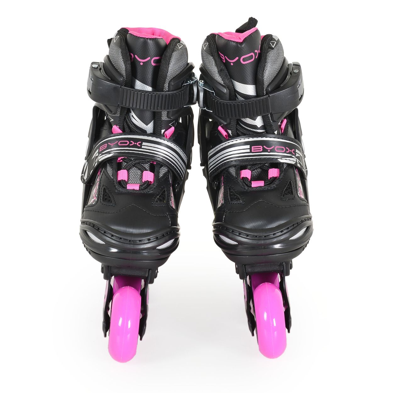 Schwarze Rollschuhe mit pinken Rädern und Akzenten, weißer Hintergrund.