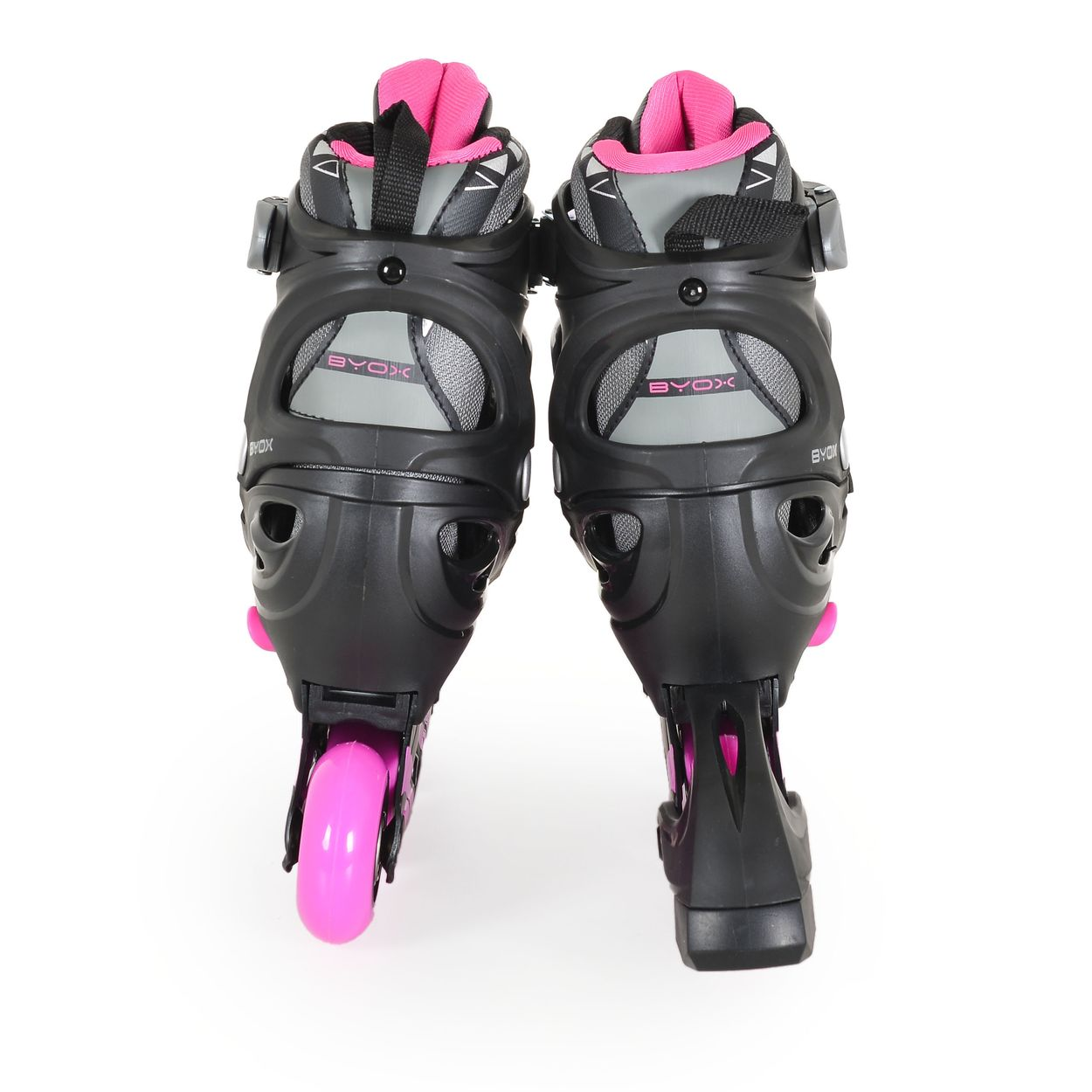 Schwarze Rollschuhe mit rosa Akzenten und Schnallen, auf weißem Hintergrund.
