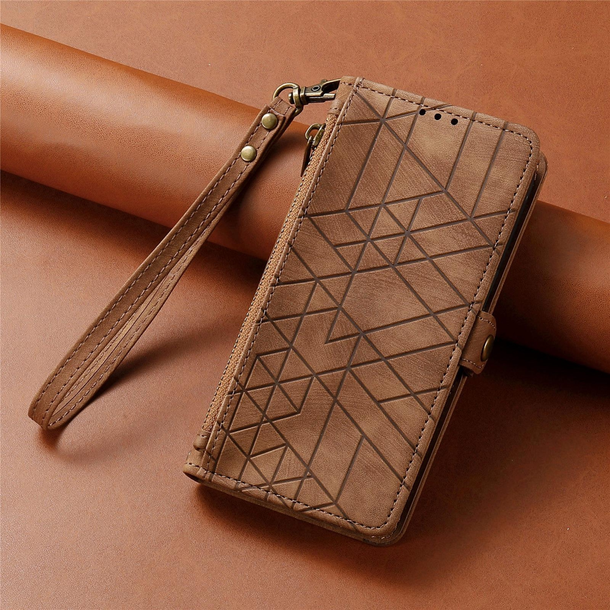 Braune Handyhülle mit geometrischem Muster und Handschlaufe auf braunem Hintergrund.