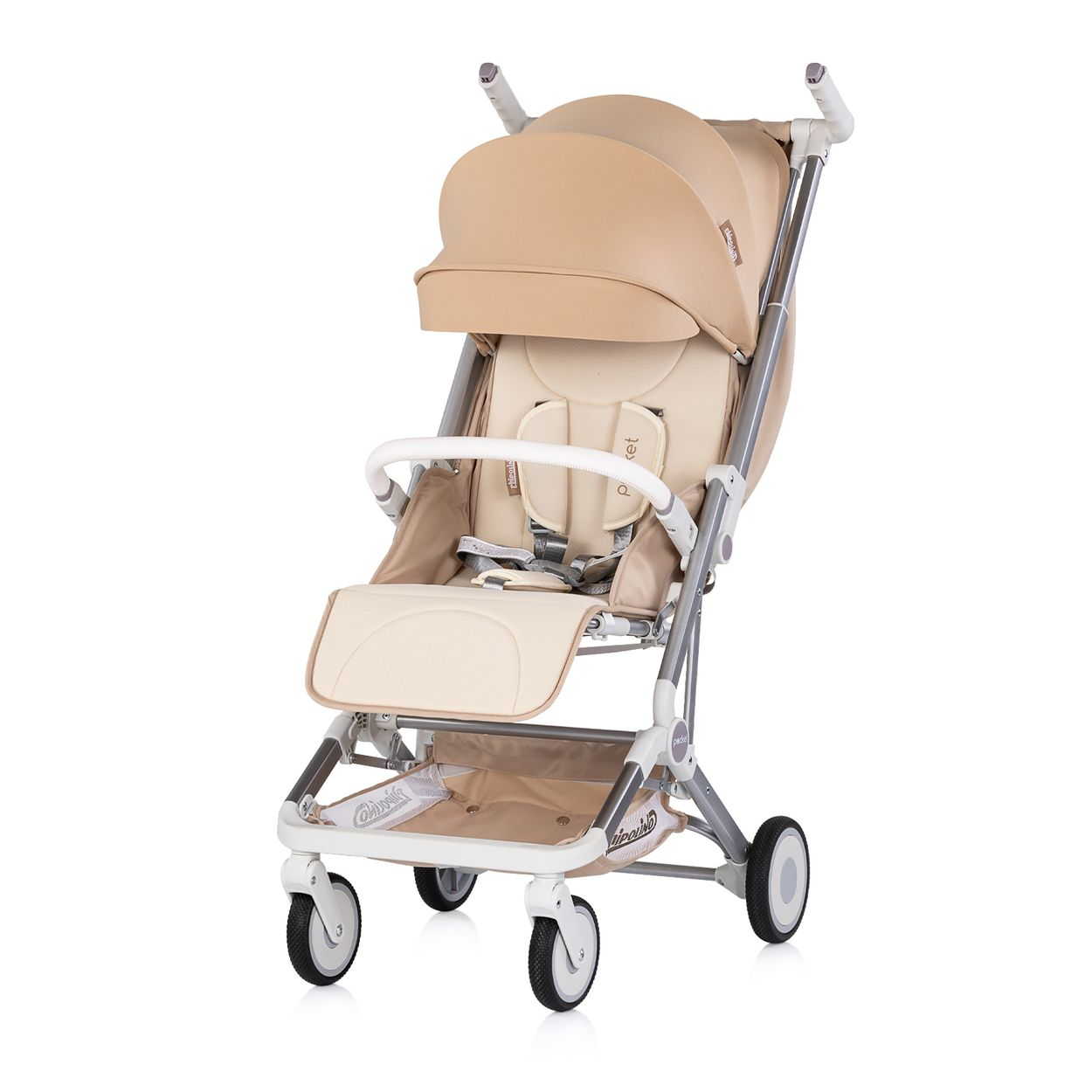 Ein beiger Kinderwagen mit silbernem Rahmen und weißen Griffen auf weißem Hintergrund.