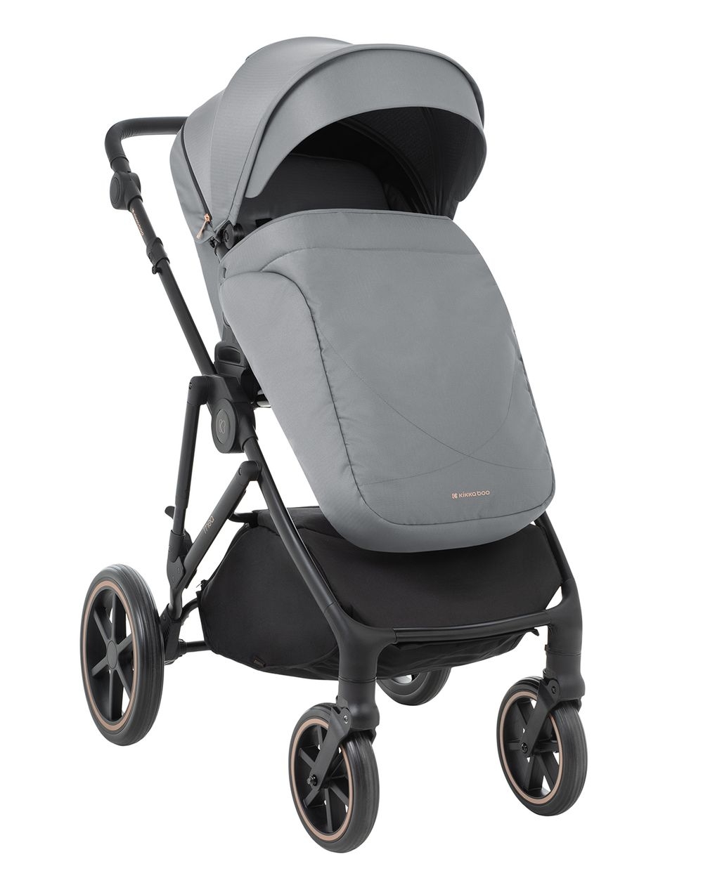 Ein grauer Kinderwagen mit schwarzen Rädern und kupferfarbenen Akzenten.