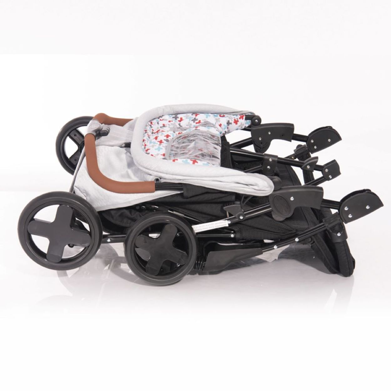 Ein zusammengeklappter Kinderwagen mit grauem Stoff und braunen Griffen.