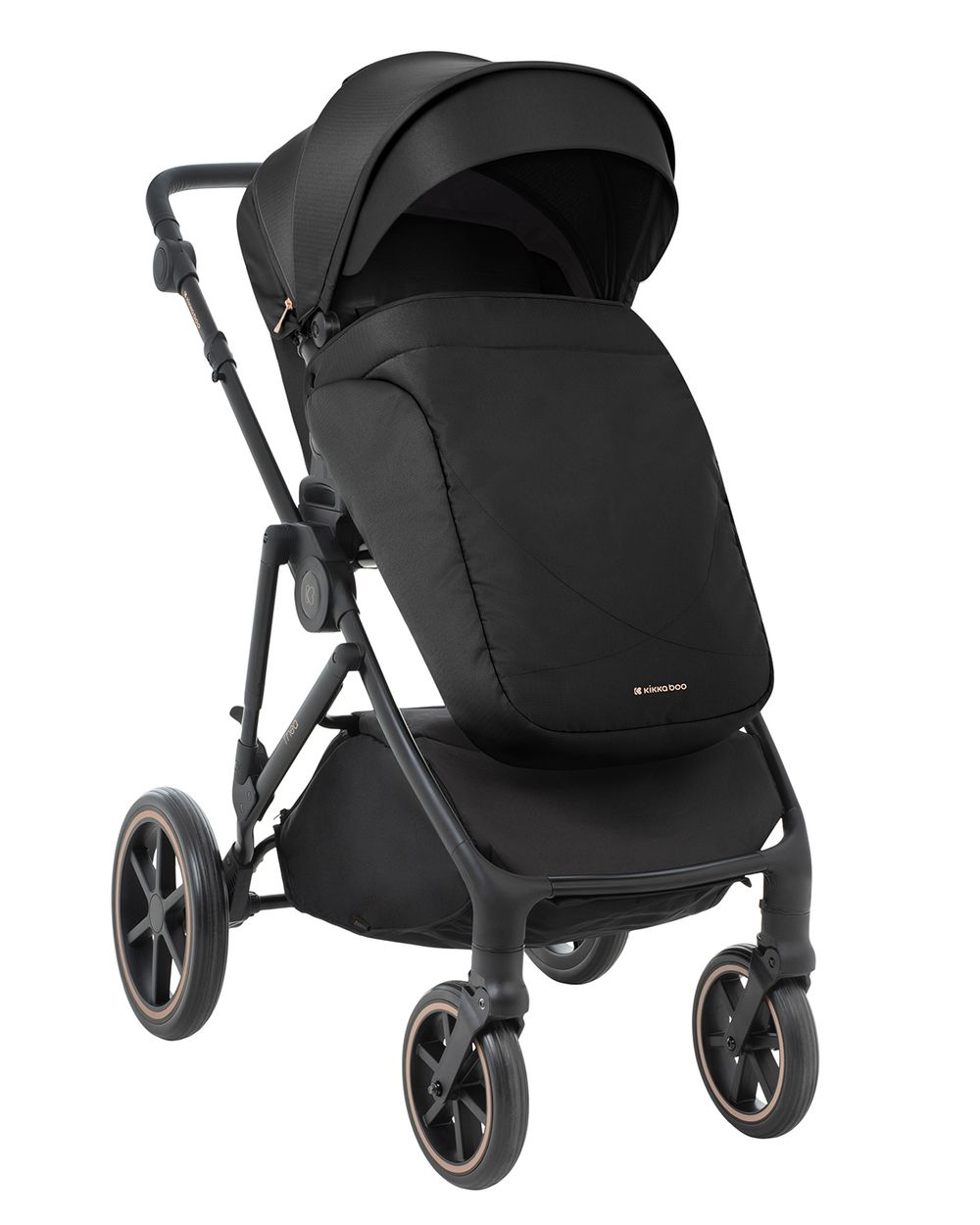 Schwarzer Kinderwagen mit Verdeck, Sitz und Einkaufskorb. Bronzefarbene Felgen.