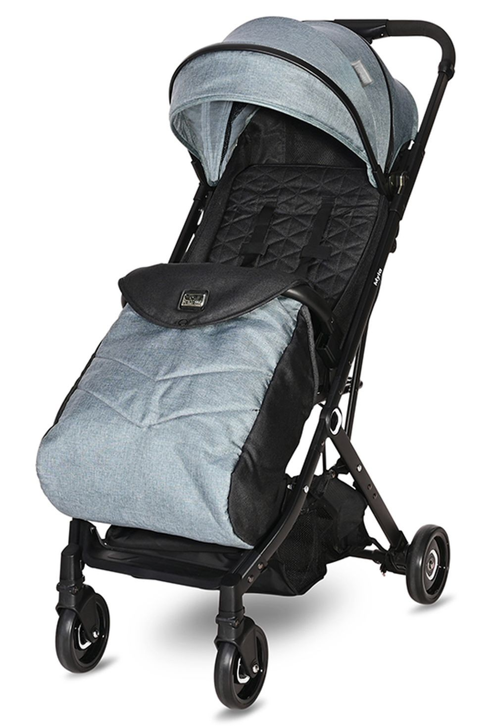 Ein grauer Kinderwagen mit Kapuze und gepolstertem Sitz.