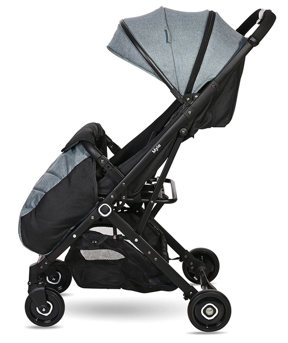 Ein grauer und schwarzer Kinderwagen mit Verdeck und Einkaufskorb.