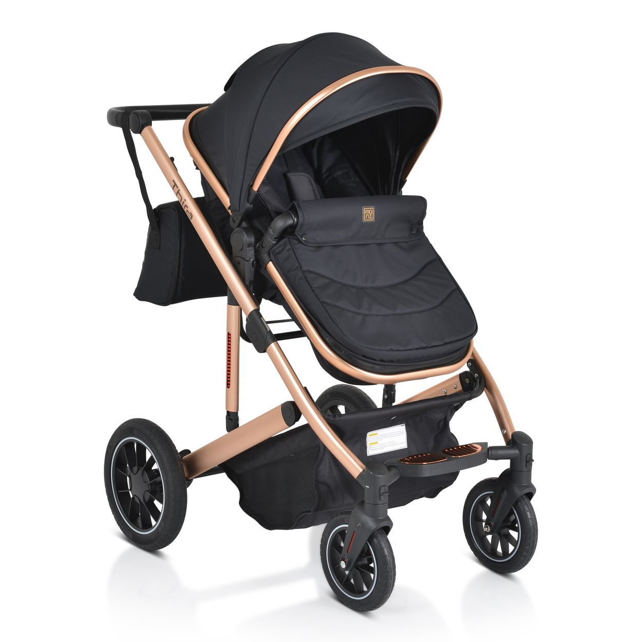 Ein schwarzer Kinderwagen mit kupferfarbenem Rahmen und Rädern.