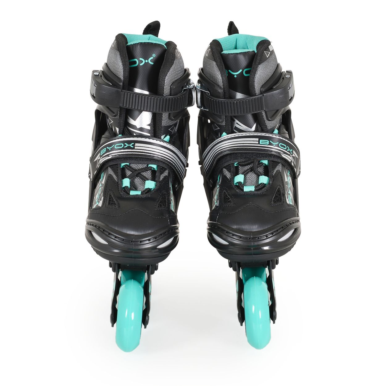 Schwarze Rollschuhe mit türkisfarbenen Rädern und Schnallen.