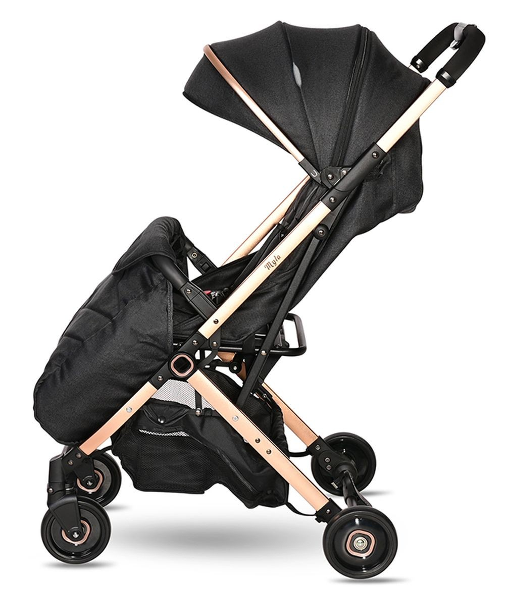 Schwarzer Kinderwagen mit roségoldfarbenem Rahmen und Verdeck.