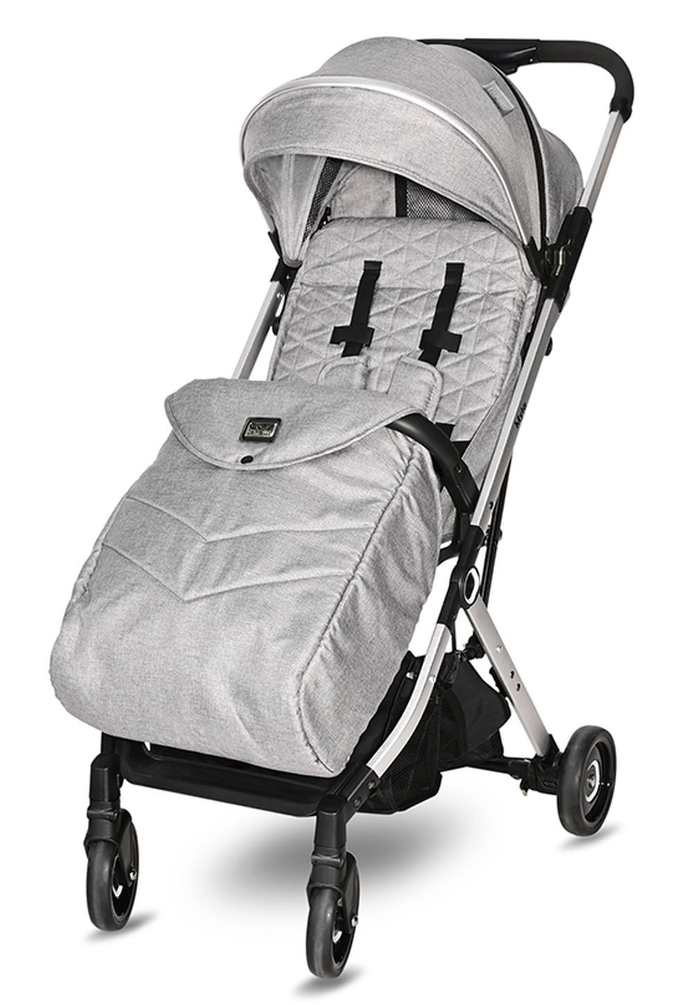 Grauer Kinderwagen mit Kapuze, Sitzverkleinerer und Fußsack. Gebürstetes Metallgestell.