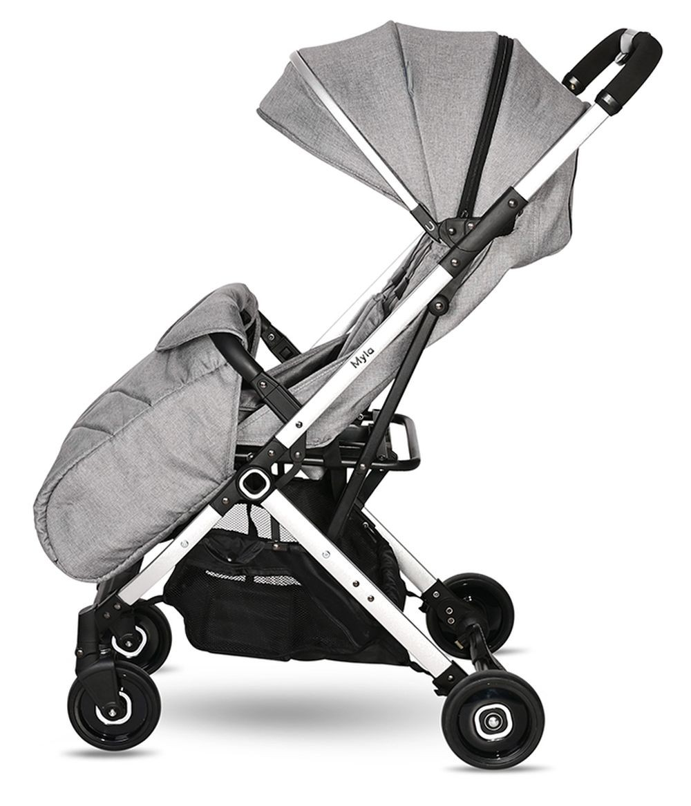 Ein grauer Myla Marken-Kinderwagen mit Verdeck, Sitz und Aufbewahrungskorb.
