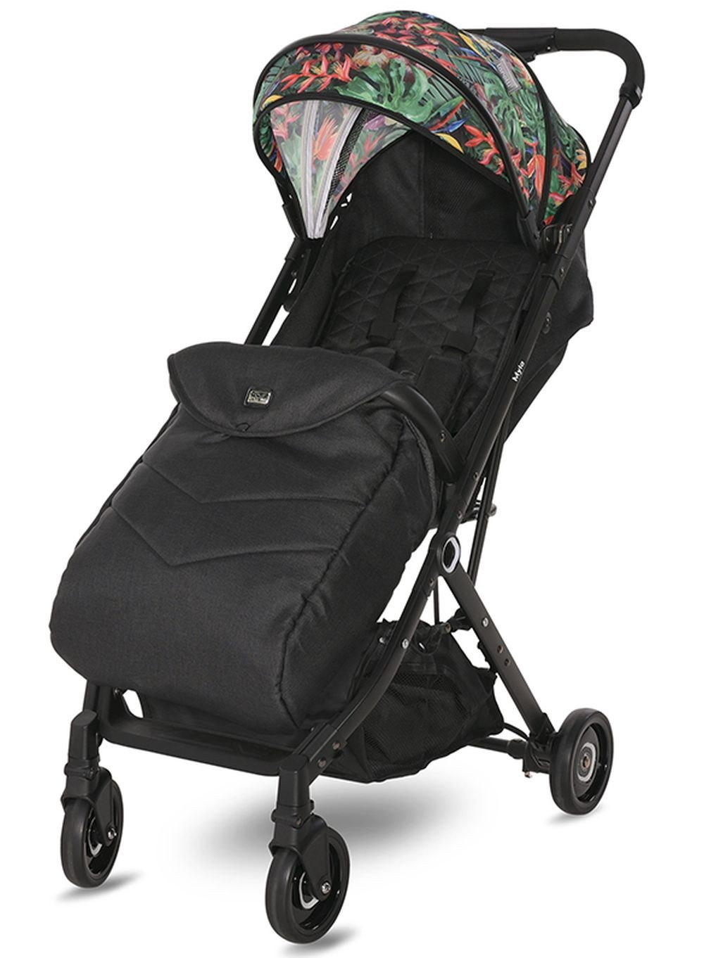 Ein schwarzer Kinderwagen mit tropischem Verdeck und Fußsack.