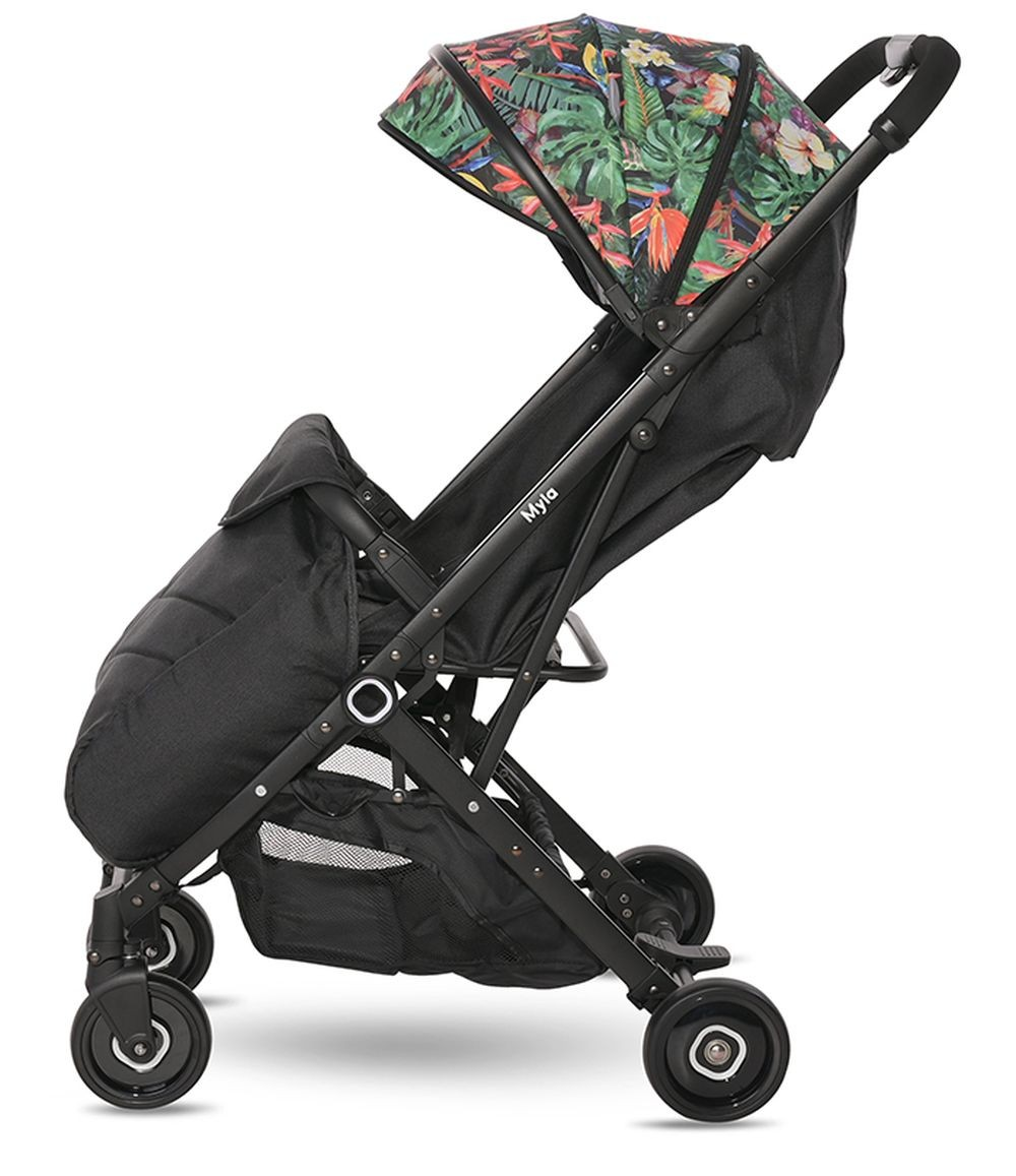 Ein schwarzer Kinderwagen mit tropischem Verdeck und Aufbewahrungskorb.