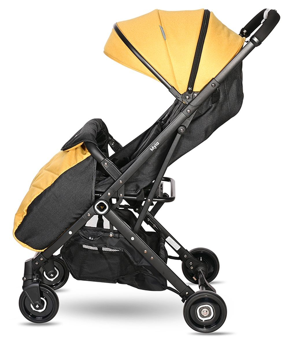 Ein gelber und schwarzer Kinderwagen mit verstellbarem Verdeck und Aufbewahrungskorb.
