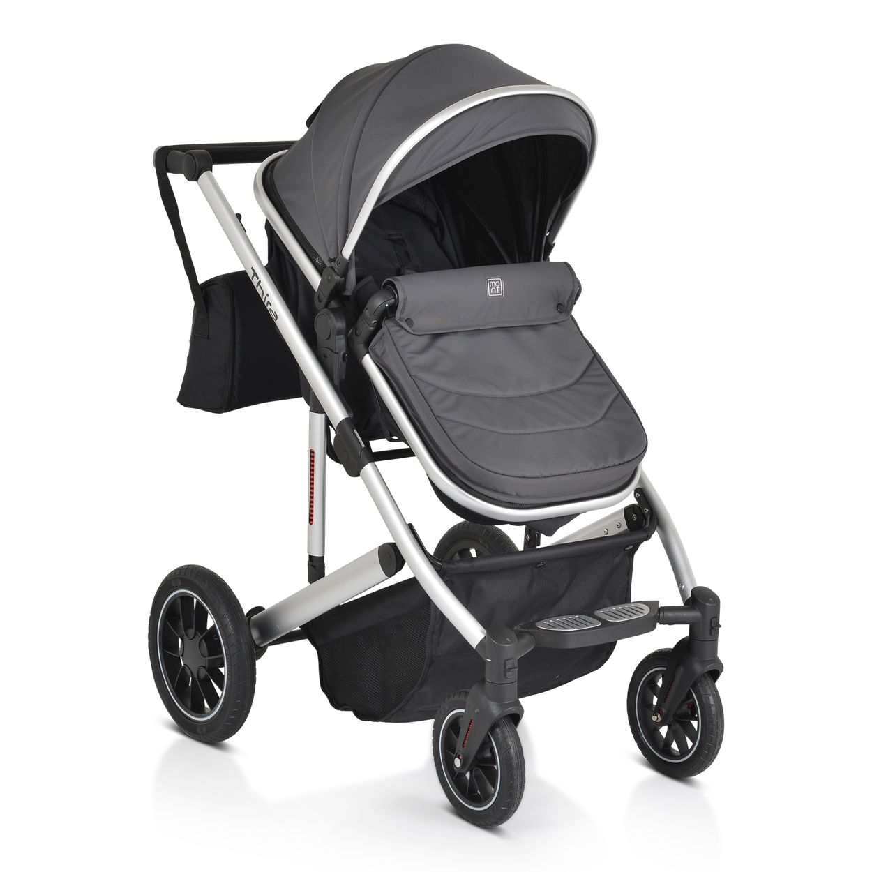Ein grauer Kinderwagen mit silbernem Rahmen und schwarzer Tasche steht auf weißem Hintergrund.