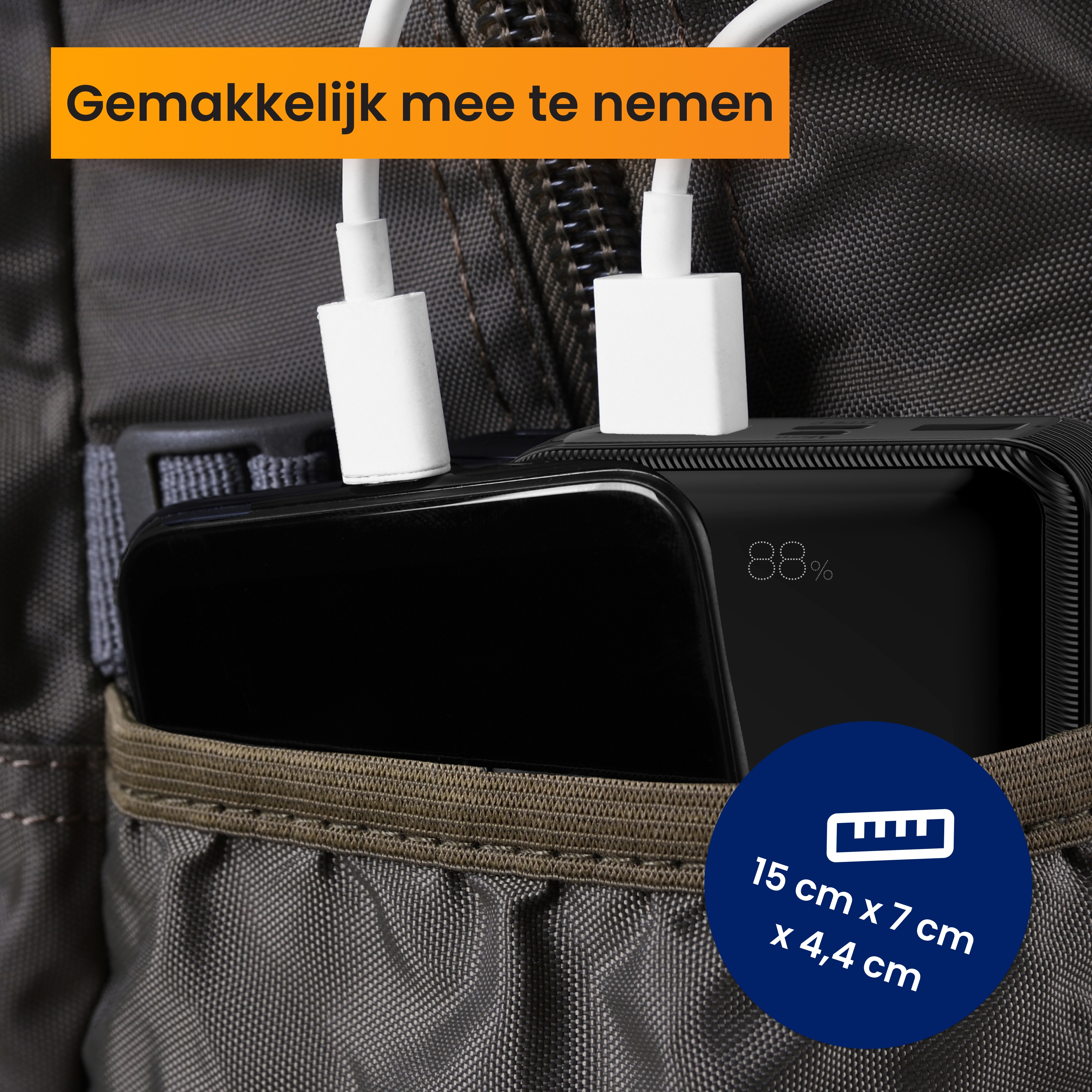 Un smartphone noir et une power bank avec des câbles dans une poche.