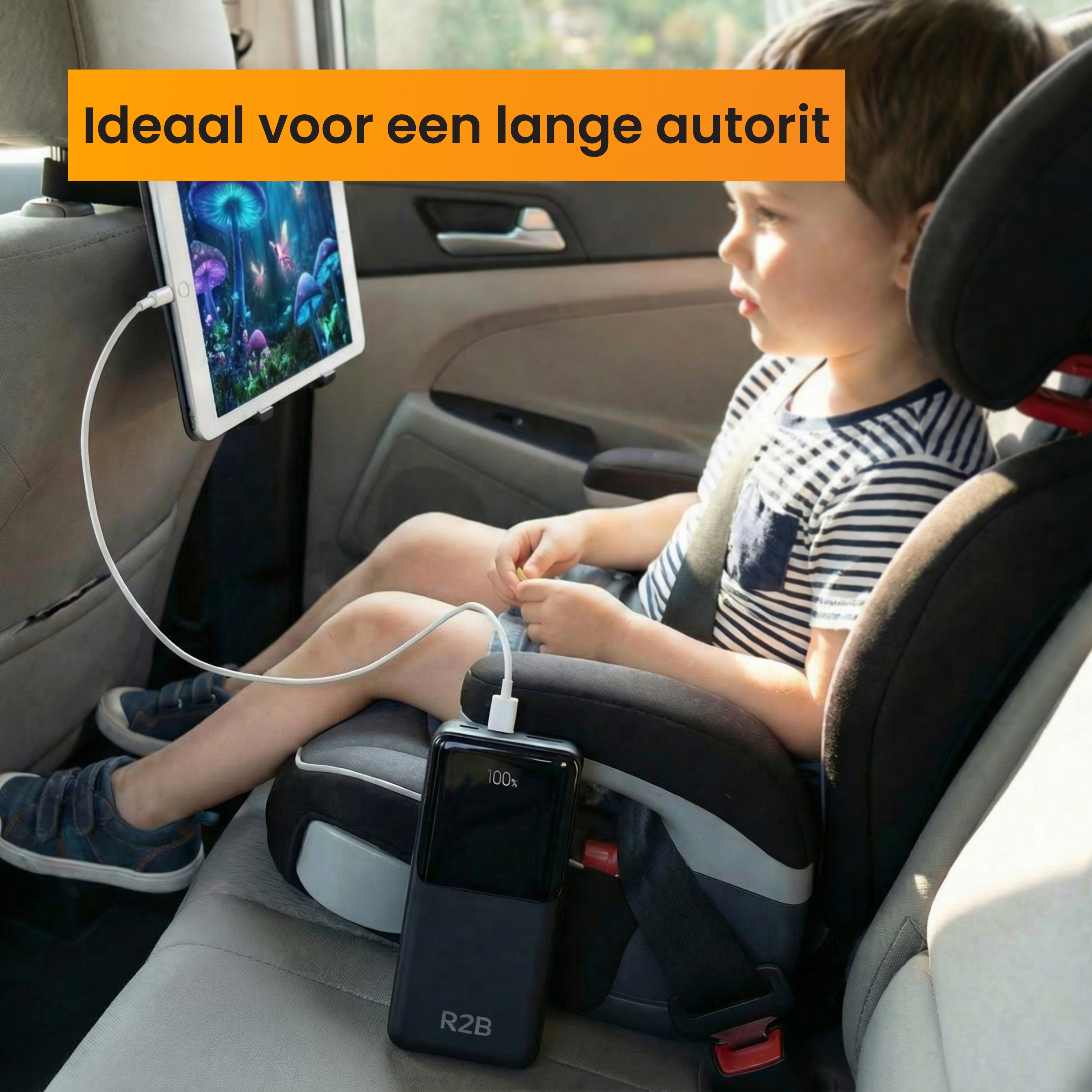 Un garçon dans une voiture regarde une tablette connectée à une batterie externe.