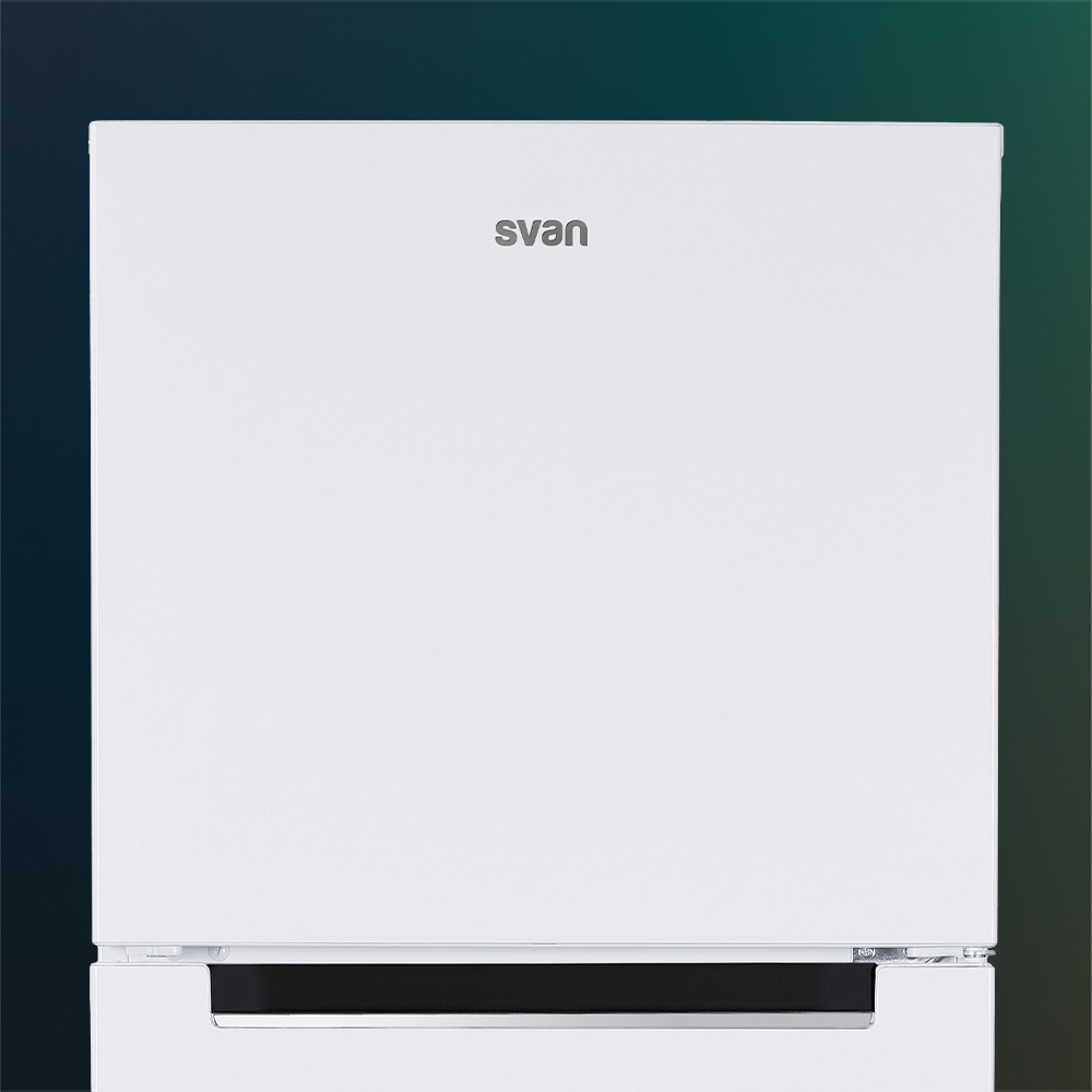 Una puerta de frigorífico blanca con el logo de Svan arriba a la izquierda.
