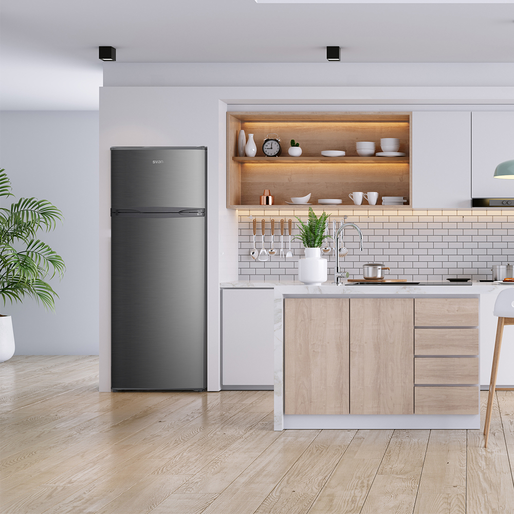 Cocina moderna con frigorífico gris, isla de madera y encimeras blancas.