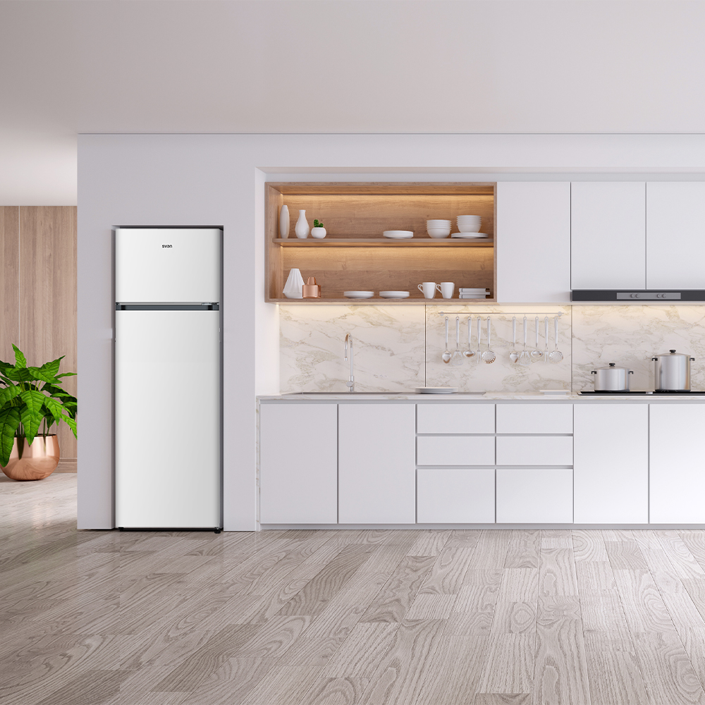 Una cocina blanca con refrigerador y gabinetes.