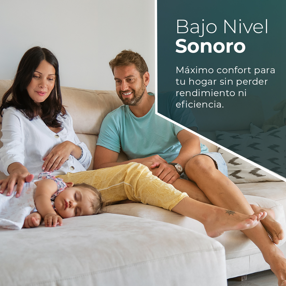 Una familia relajándose en un sofá, con un bebé durmiendo.