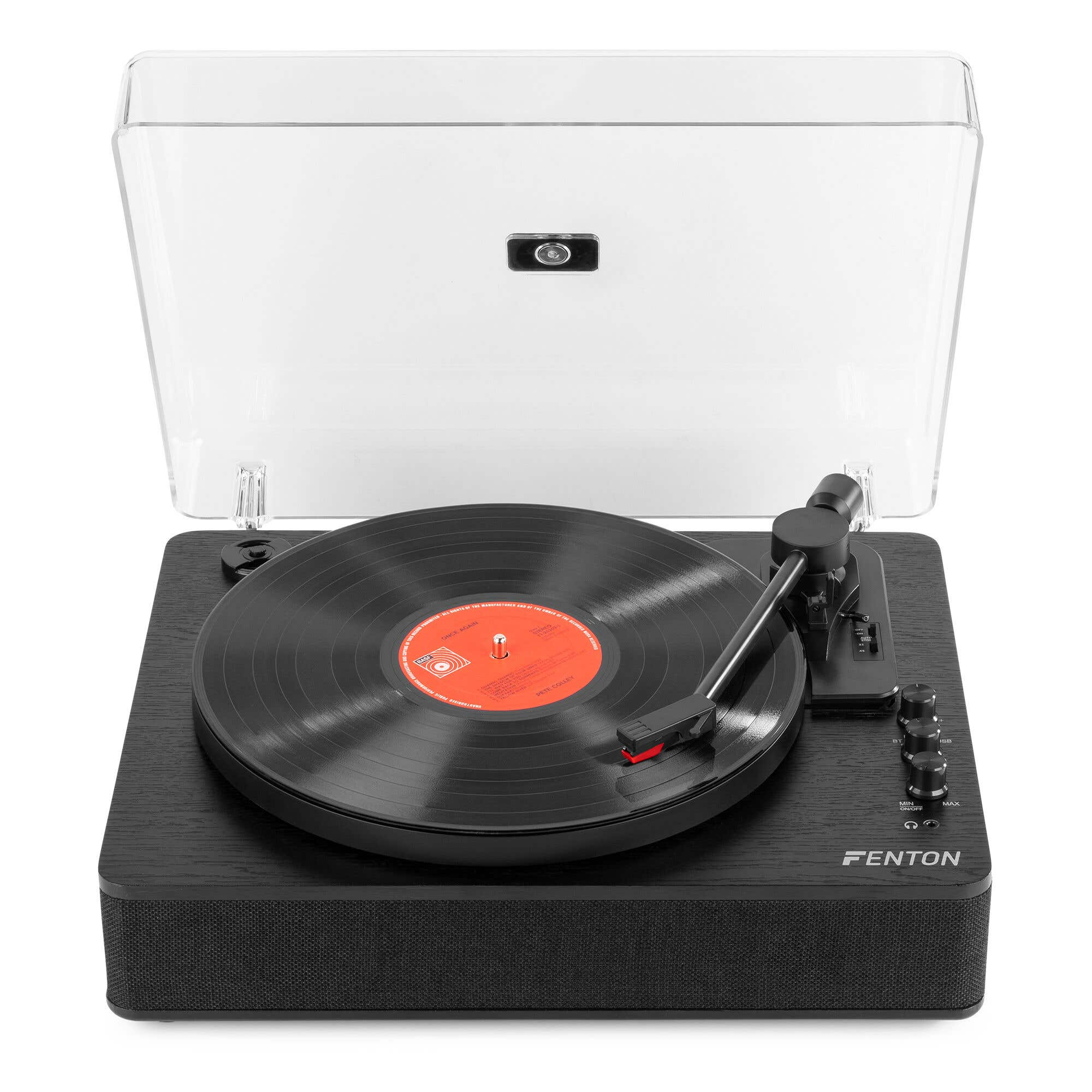 Un tocadiscos negro con un disco de vinilo y una tapa transparente.
