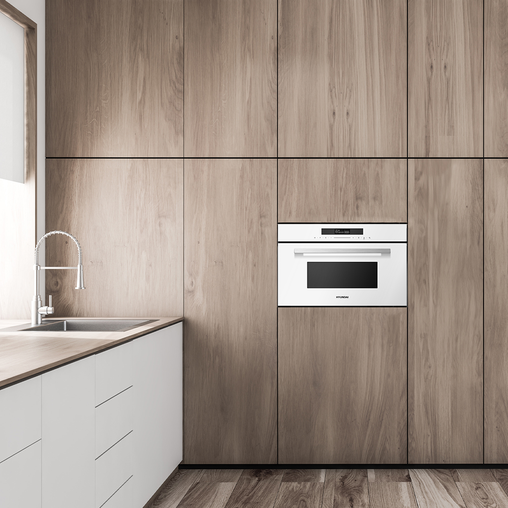 Cocina moderna con gabinetes de madera y horno blanco.