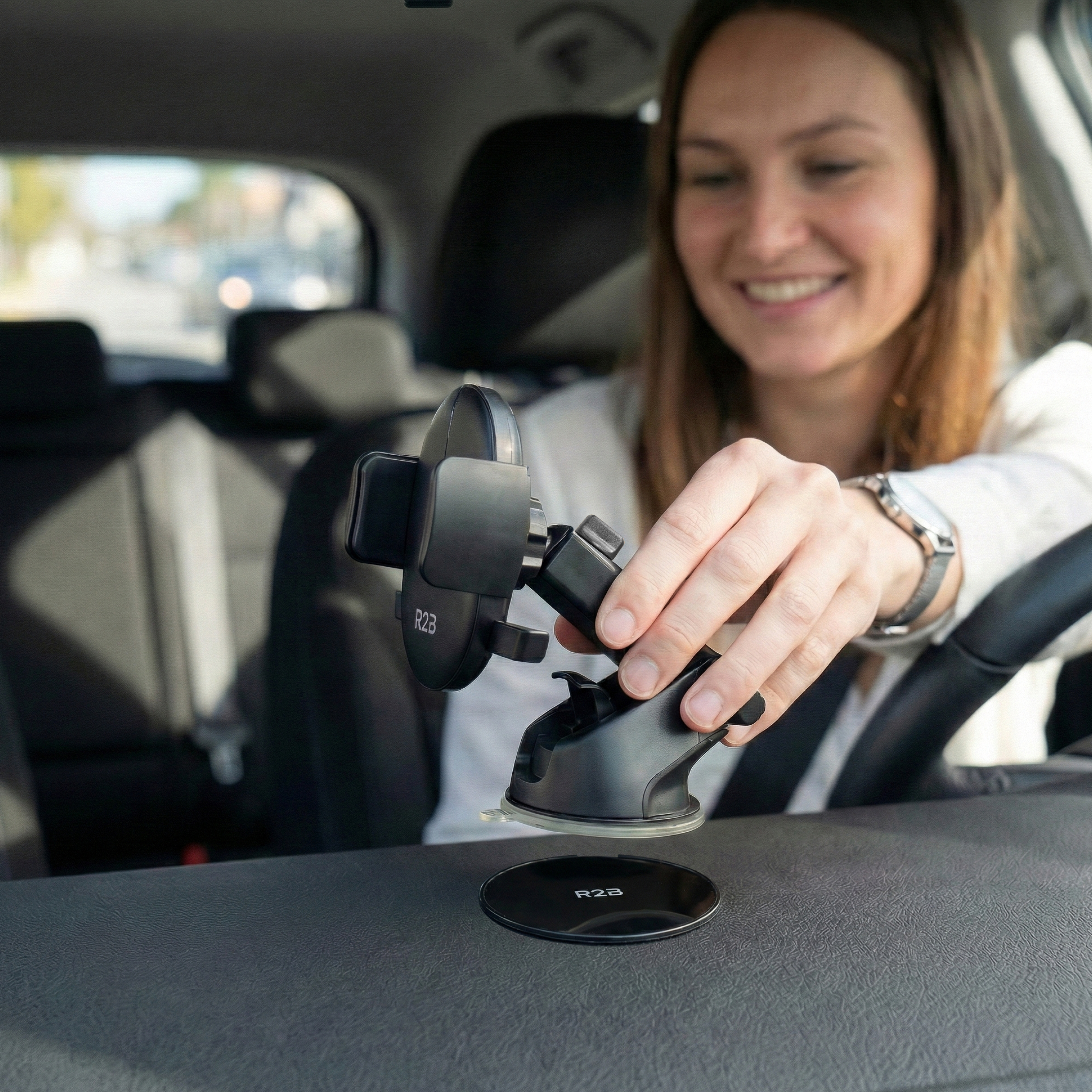 Een vrouw in een auto plaatst een telefoonhouder op het dashboard.