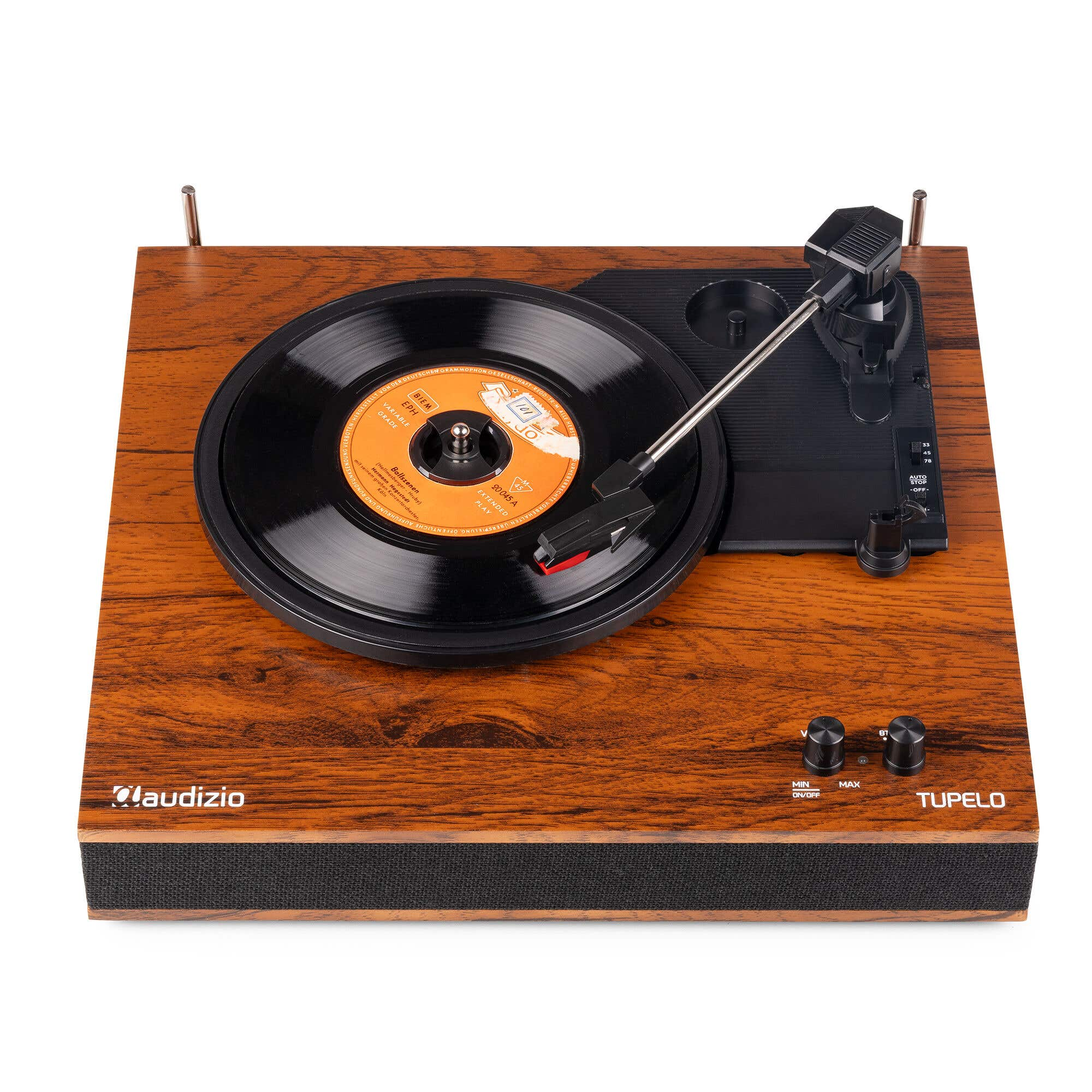 Een draaitafel met houtnerf die een vinylplaat afspeelt.