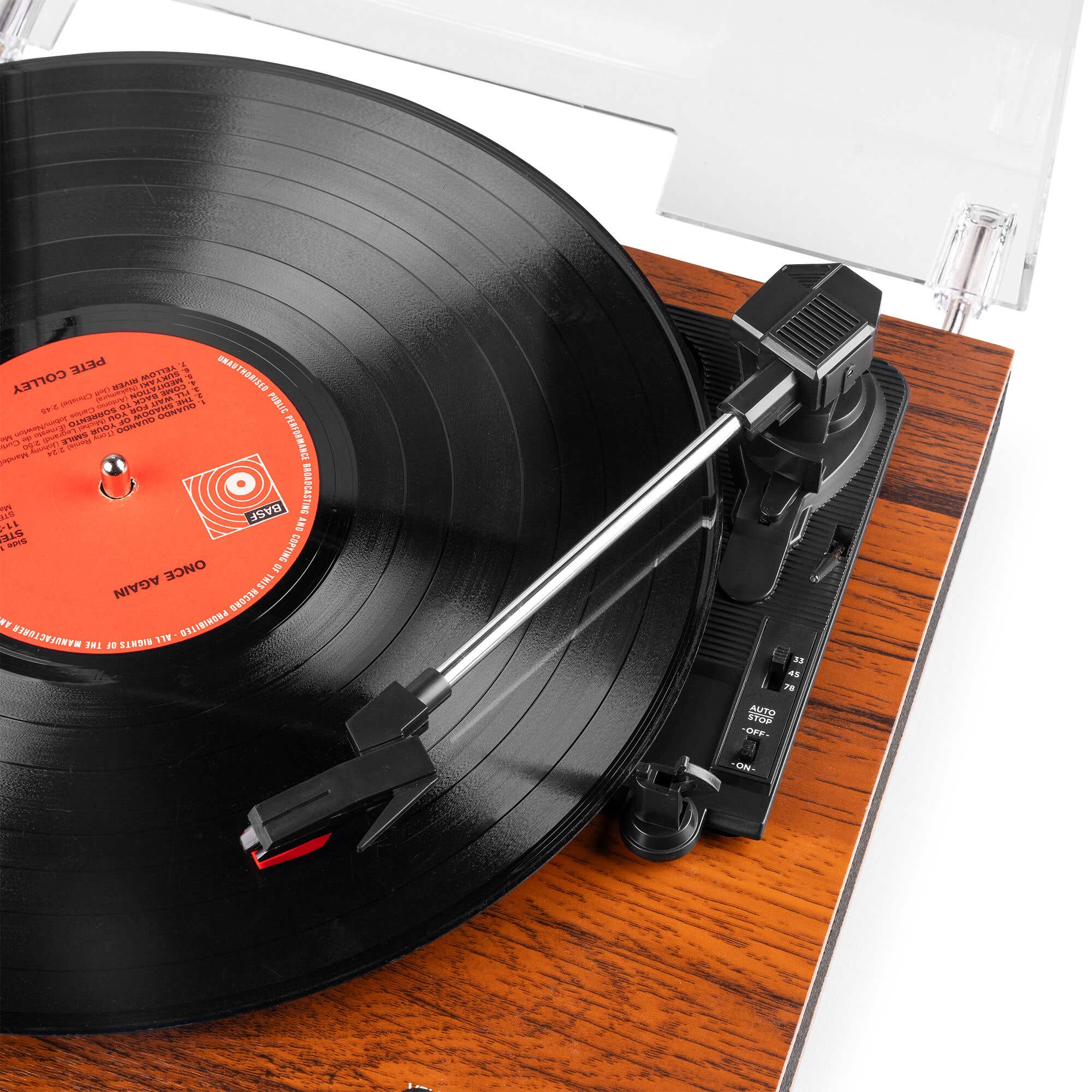 Een platenspeler met een zwarte vinylplaat en toonarm.