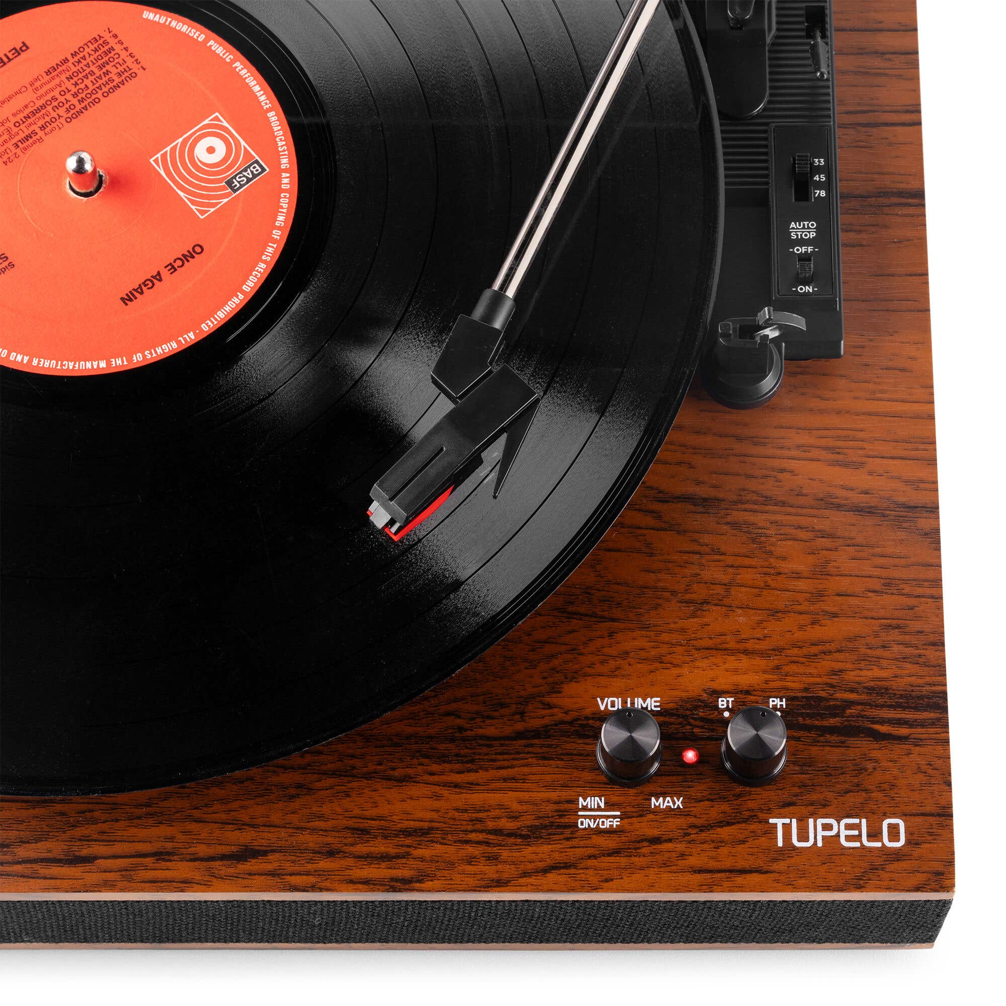 Een platenspeler met een vinylplaat, naald en bedieningsknoppen.