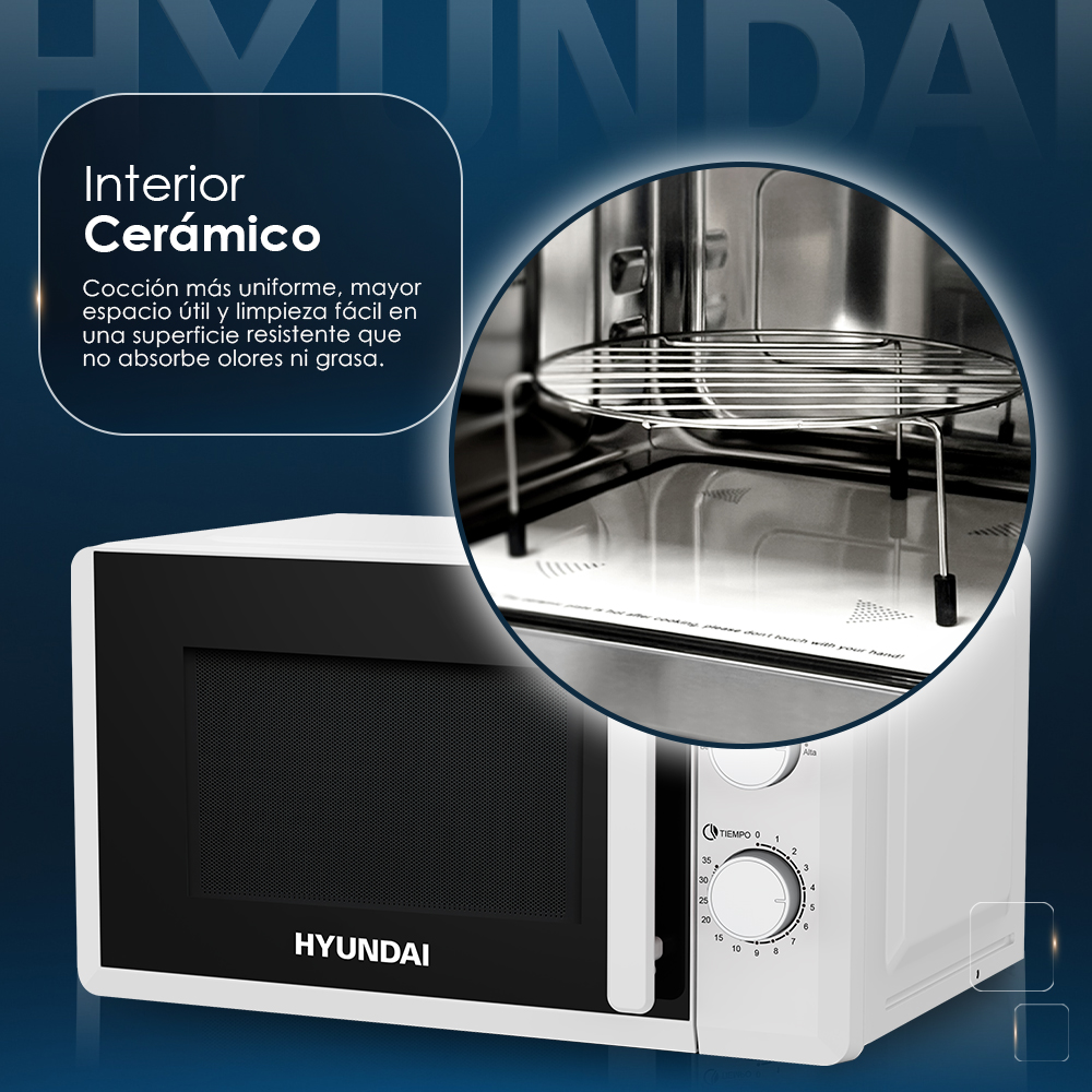 Microondas blanco con puerta negra y dial de tiempo. Vista interior muestra rejilla.