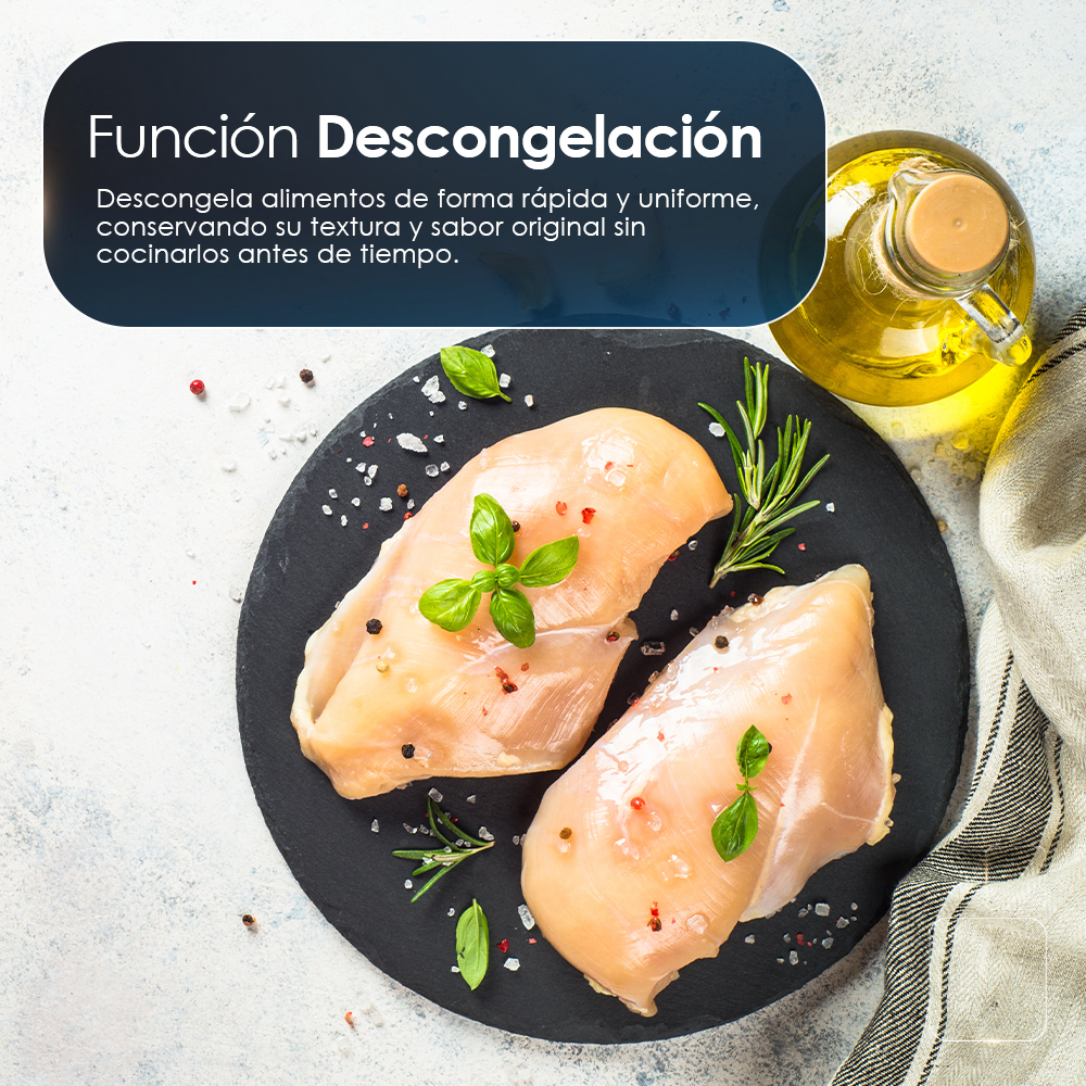 Pechugas de pollo crudas con hierbas, sal, pimienta y aceite.
