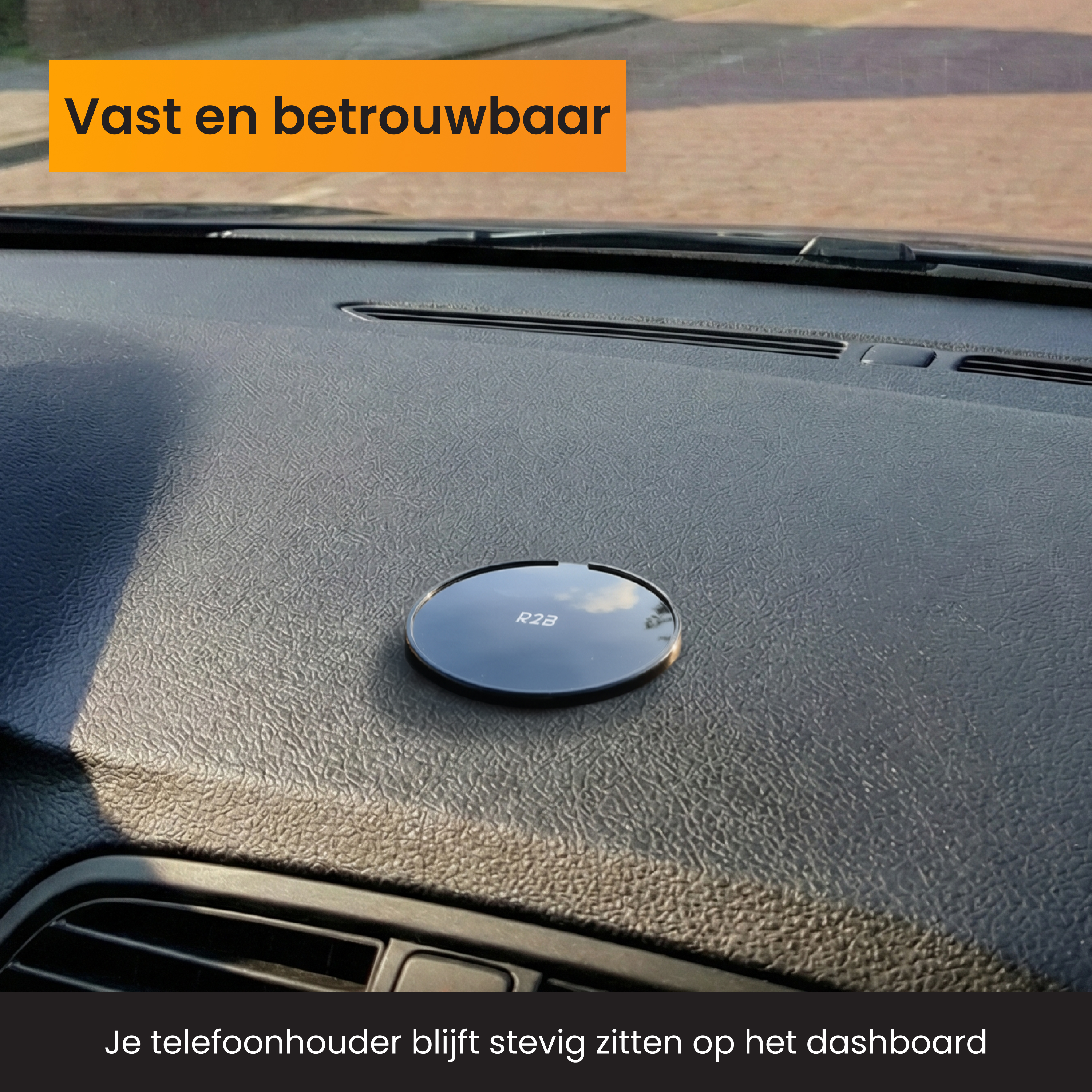 Een ronde, zwarte houder met R2B logo op een autodeck.