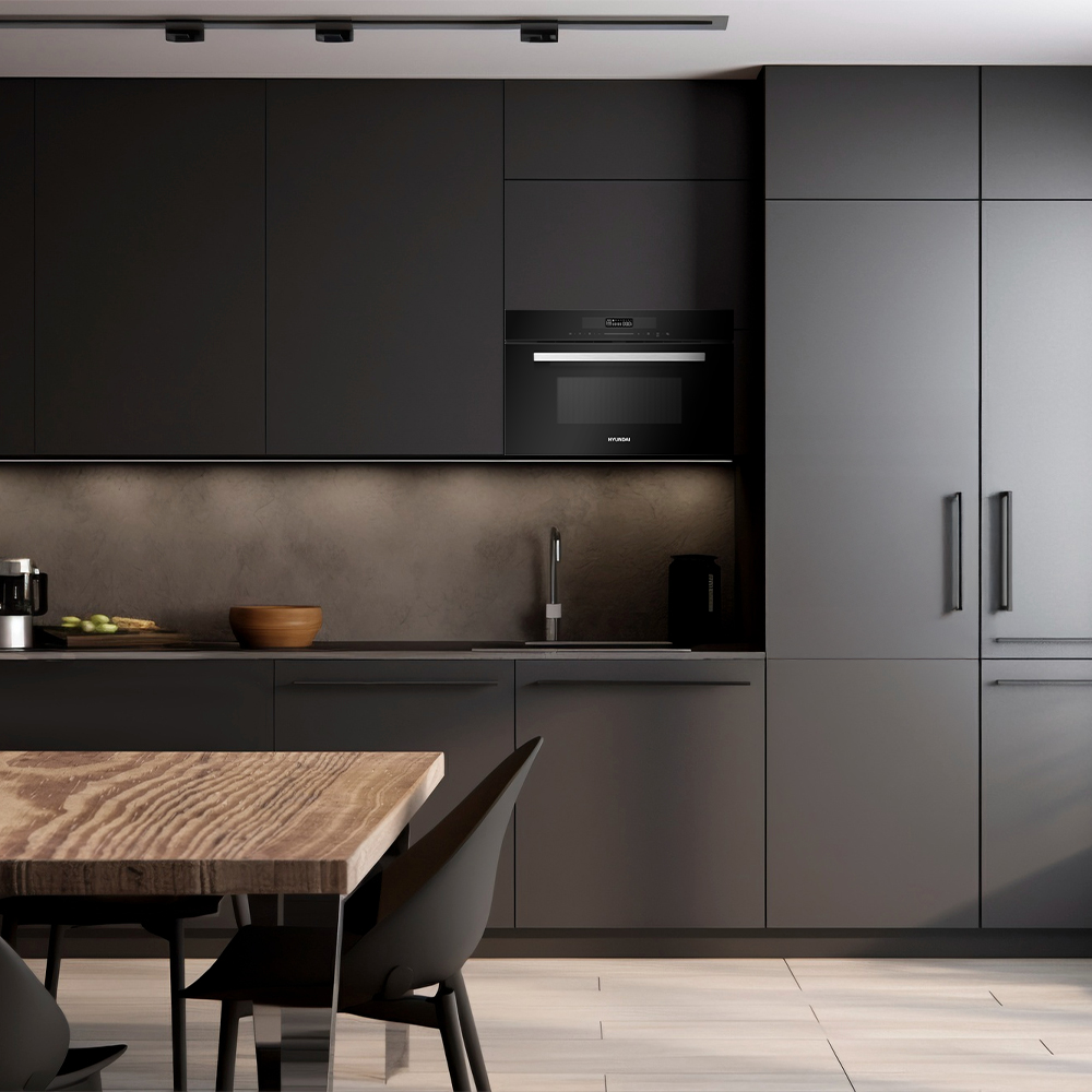Cocina moderna negra con mesa y sillas de madera. Microondas empotrado.