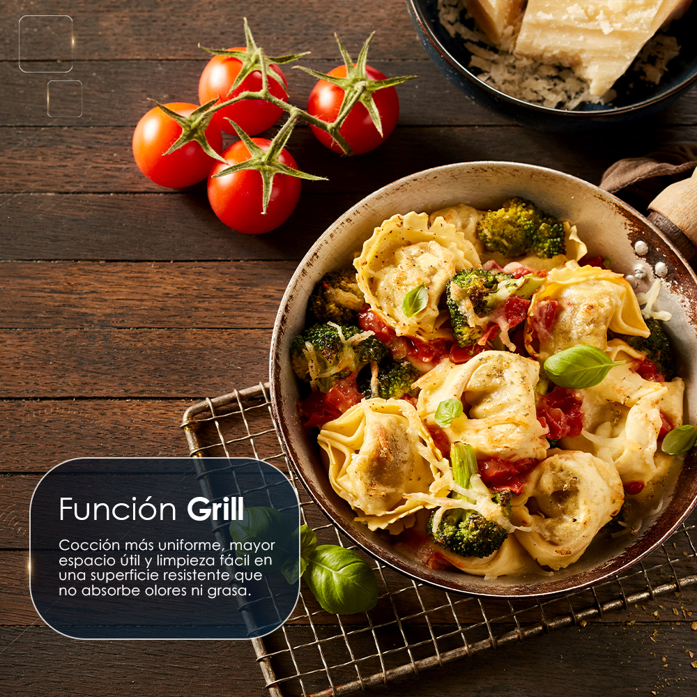 Tortellini con brócoli y tomates en sartén, junto a tomates y queso parmesano.