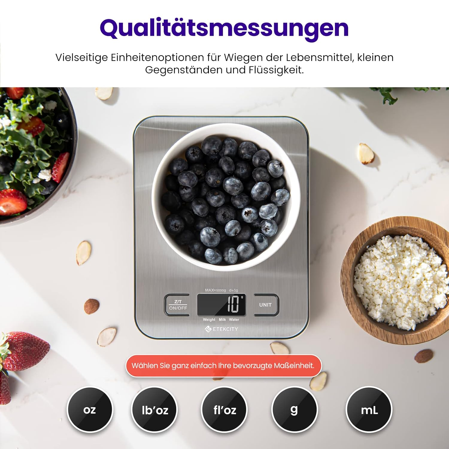 Eine digitale Küchenwaage mit Blaubeeren, Käse und Salat. Einheiten sind oz, lb'oz, fl'oz, g, mL.