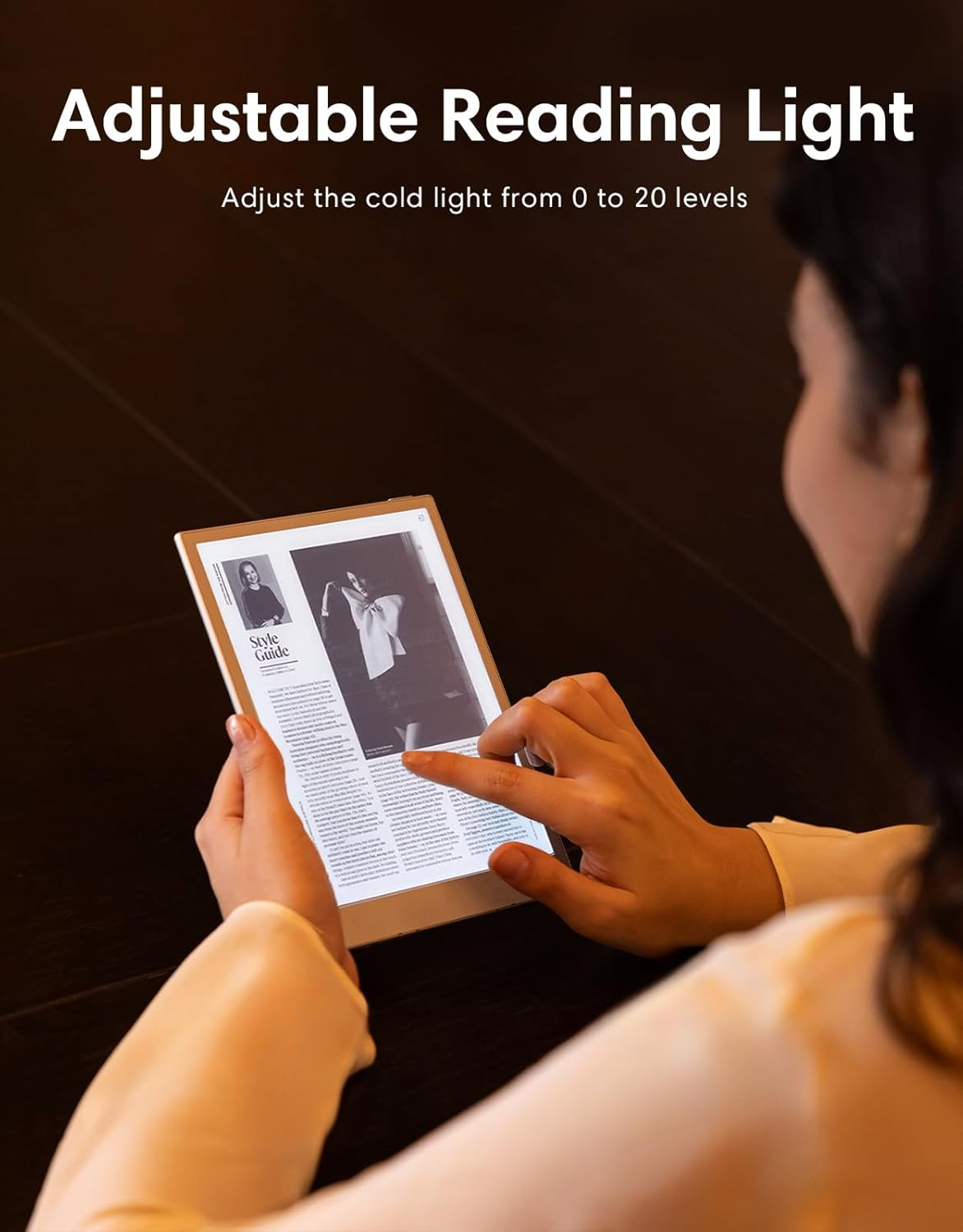 Una donna legge su un e-reader illuminato con touchscreen.