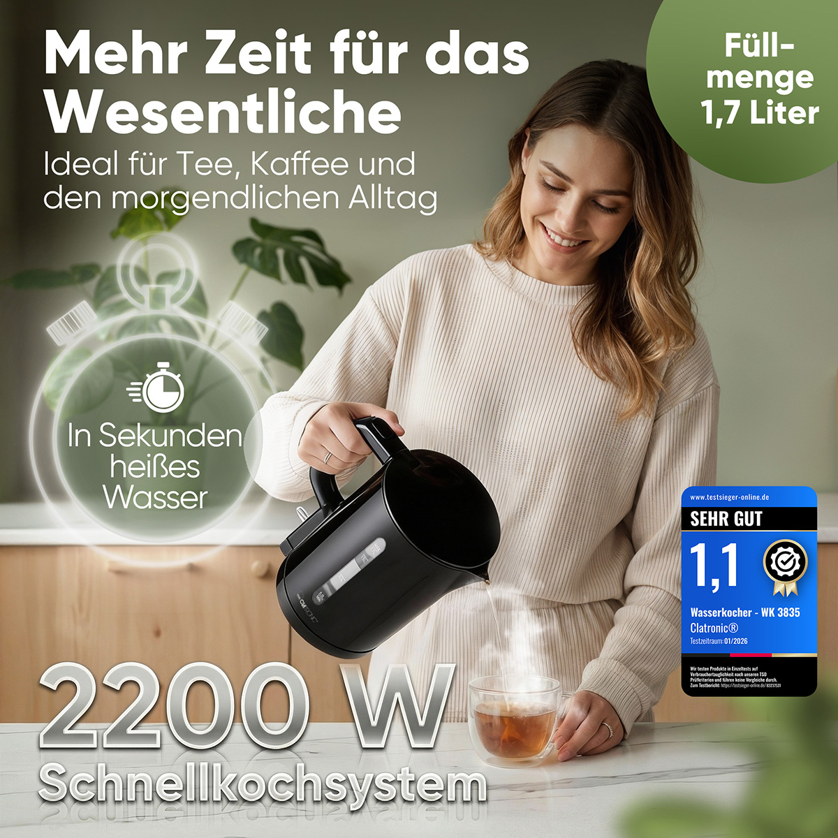 Eine Frau gießt kochendes Wasser aus einem schwarzen Wasserkocher in eine Tasse.