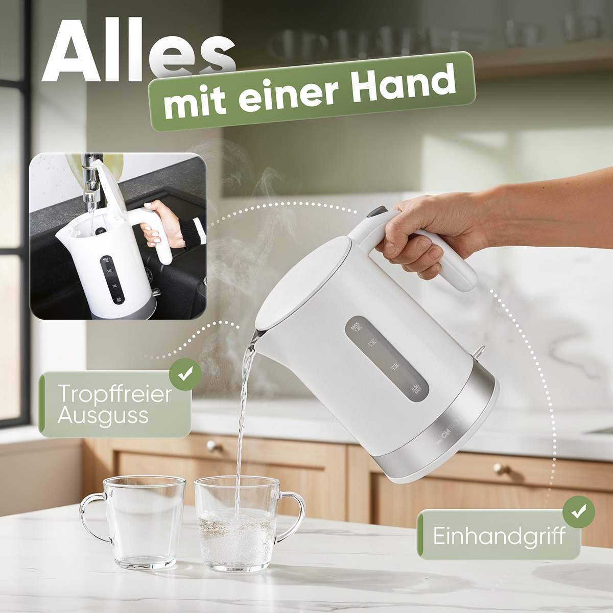 Eine Hand gießt Wasser aus einem weißen Wasserkocher in zwei Gläser.
