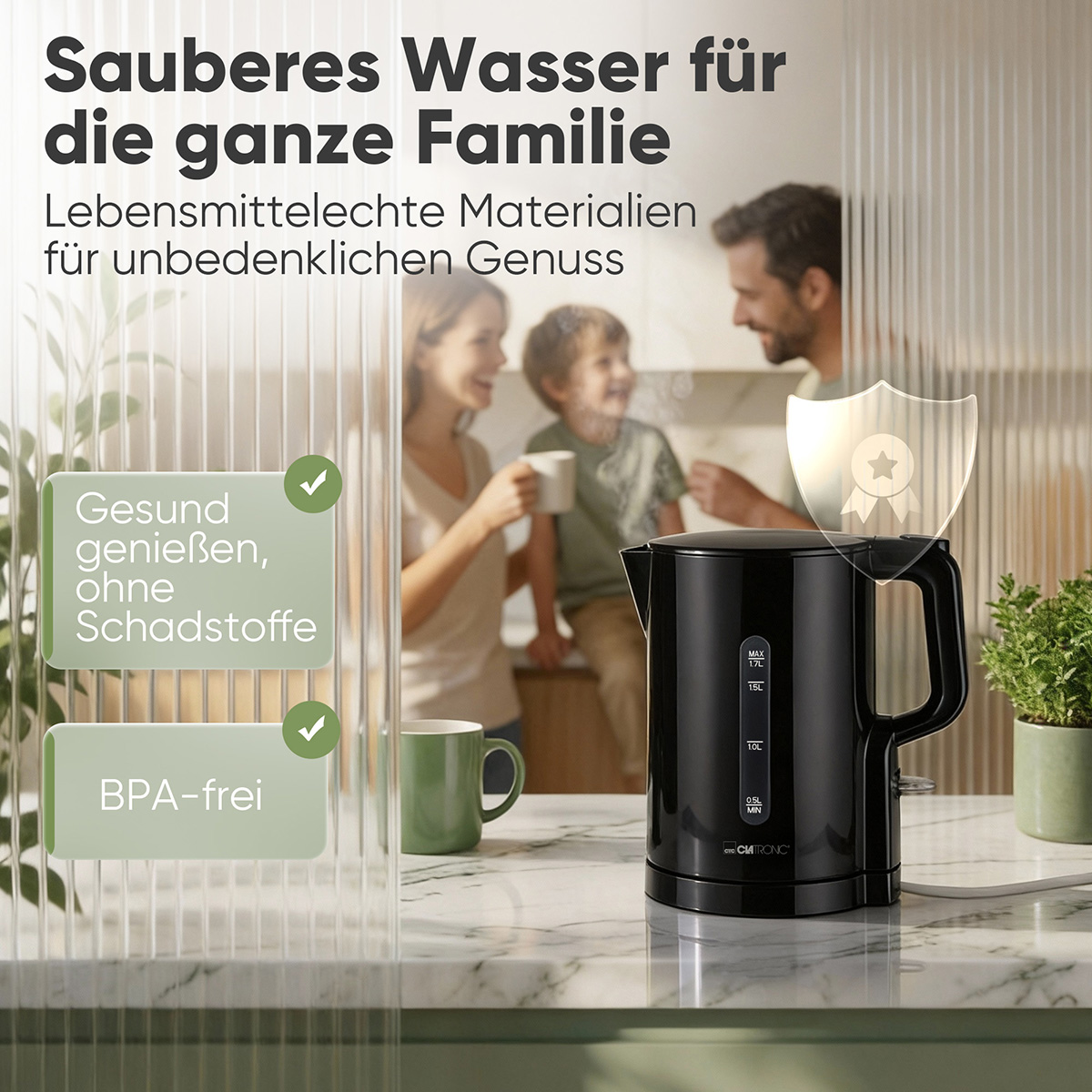 Schwarzer Wasserkocher neben Tasse und Familie; BPA-frei.