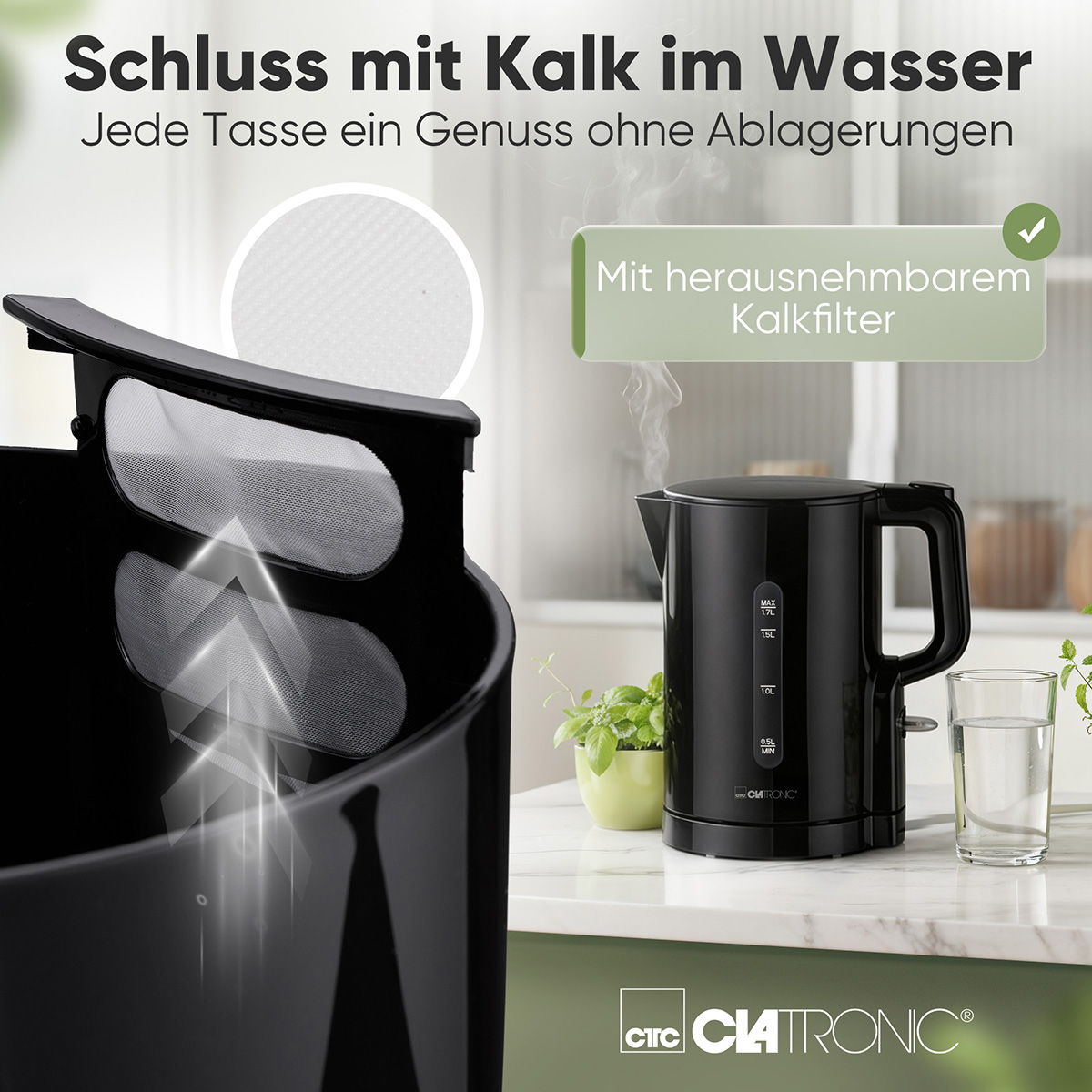 Schwarzer Wasserkocher mit herausnehmbarem Kalkfilter, daneben ein Glas Wasser.