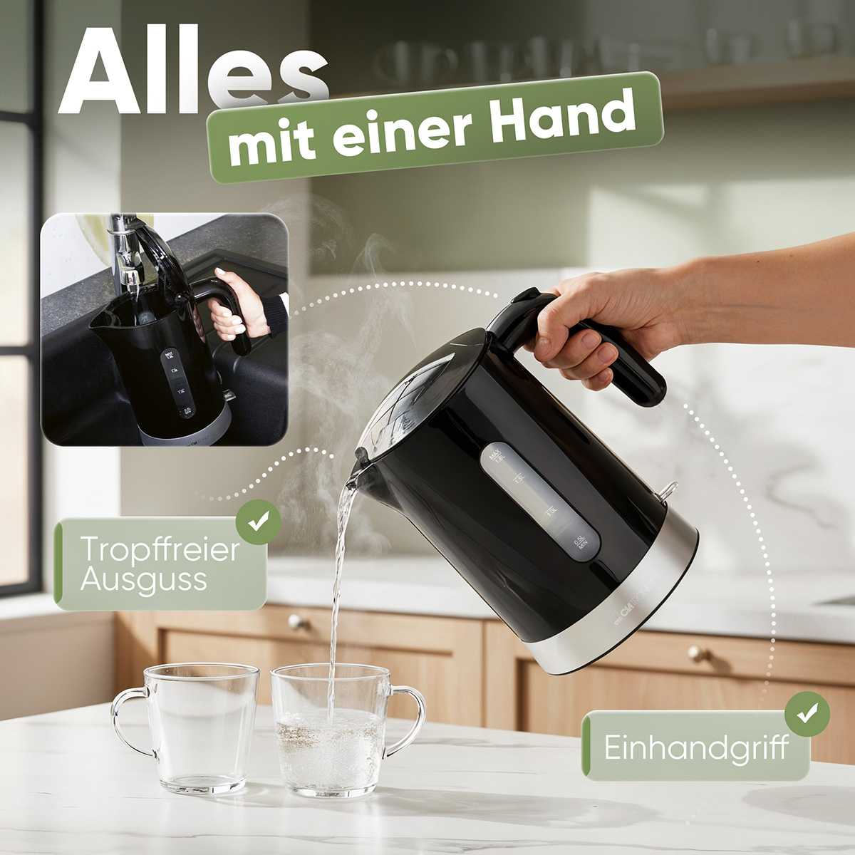 Eine Hand gießt kochendes Wasser aus einem schwarzen Wasserkocher in zwei Gläser.
