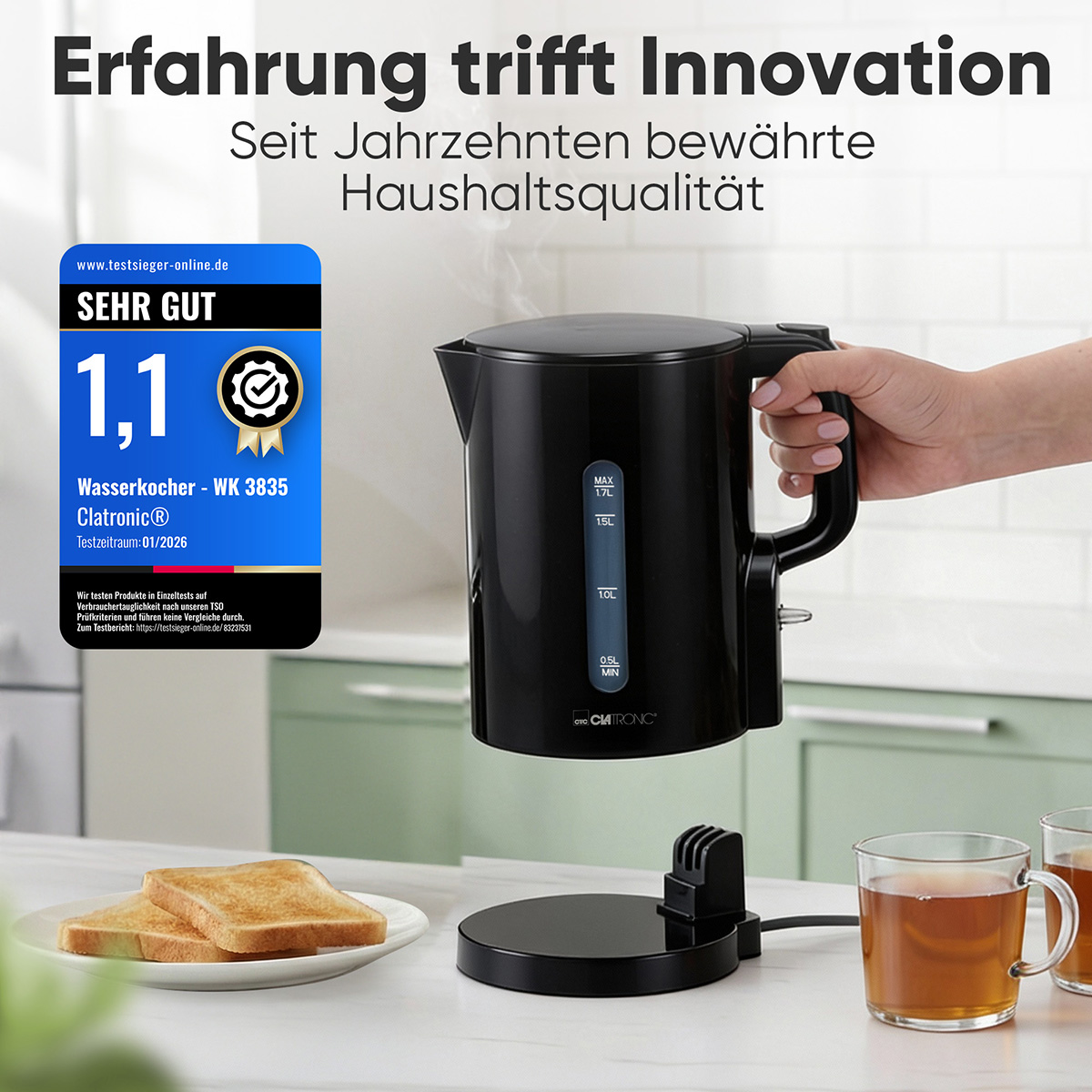Schwarzer Wasserkocher auf einem Sockel mit einer Hand, die den Griff hält.