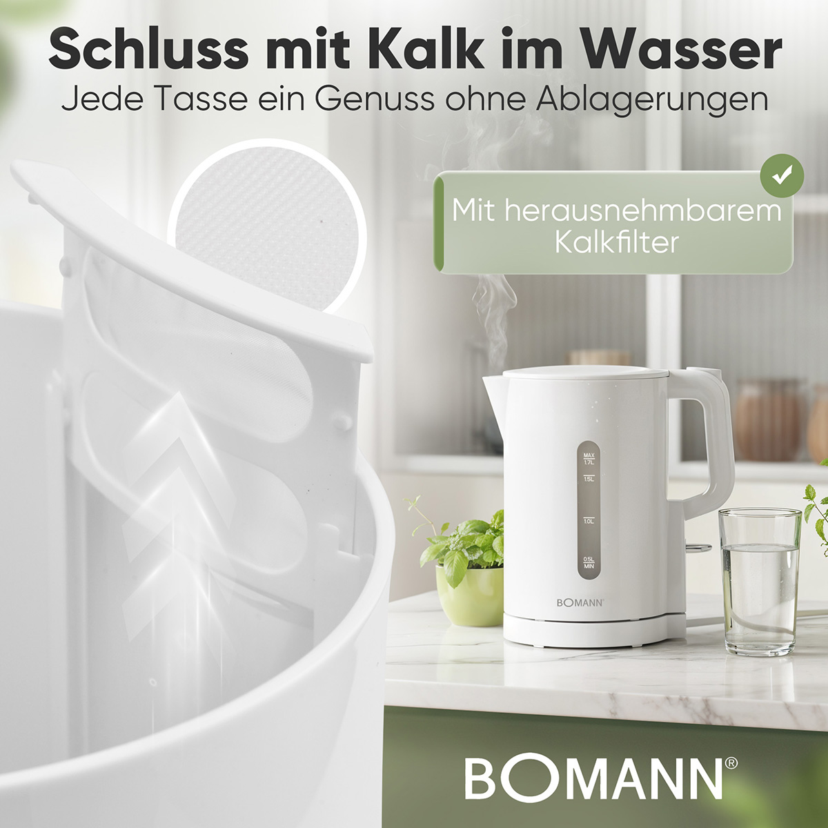 Ein weißer Wasserkocher mit Kalkfilter und einem Glas Wasser daneben.
