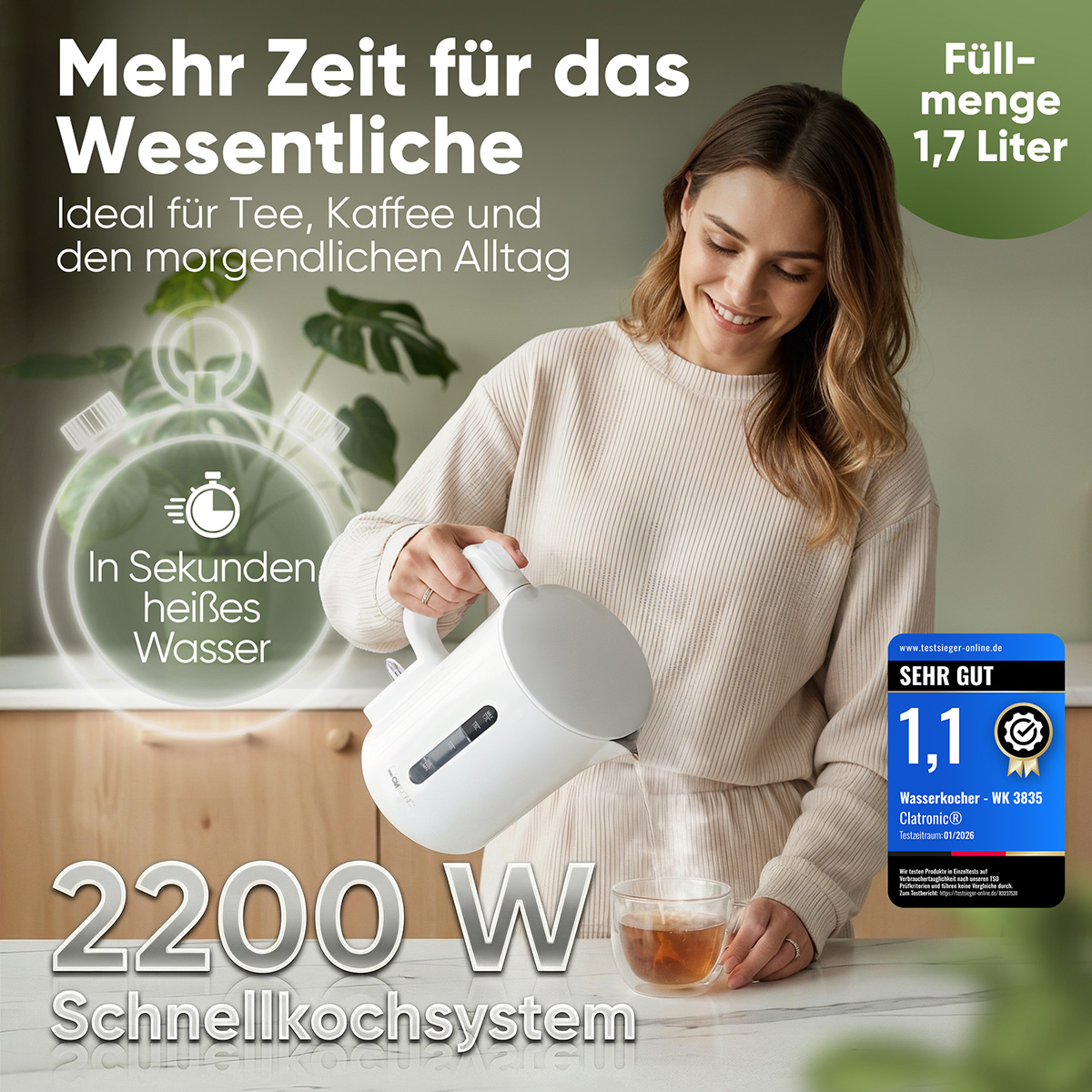 Frau gießt heißes Wasser aus einem Wasserkocher in eine Tasse. 1,7L, 2200W.