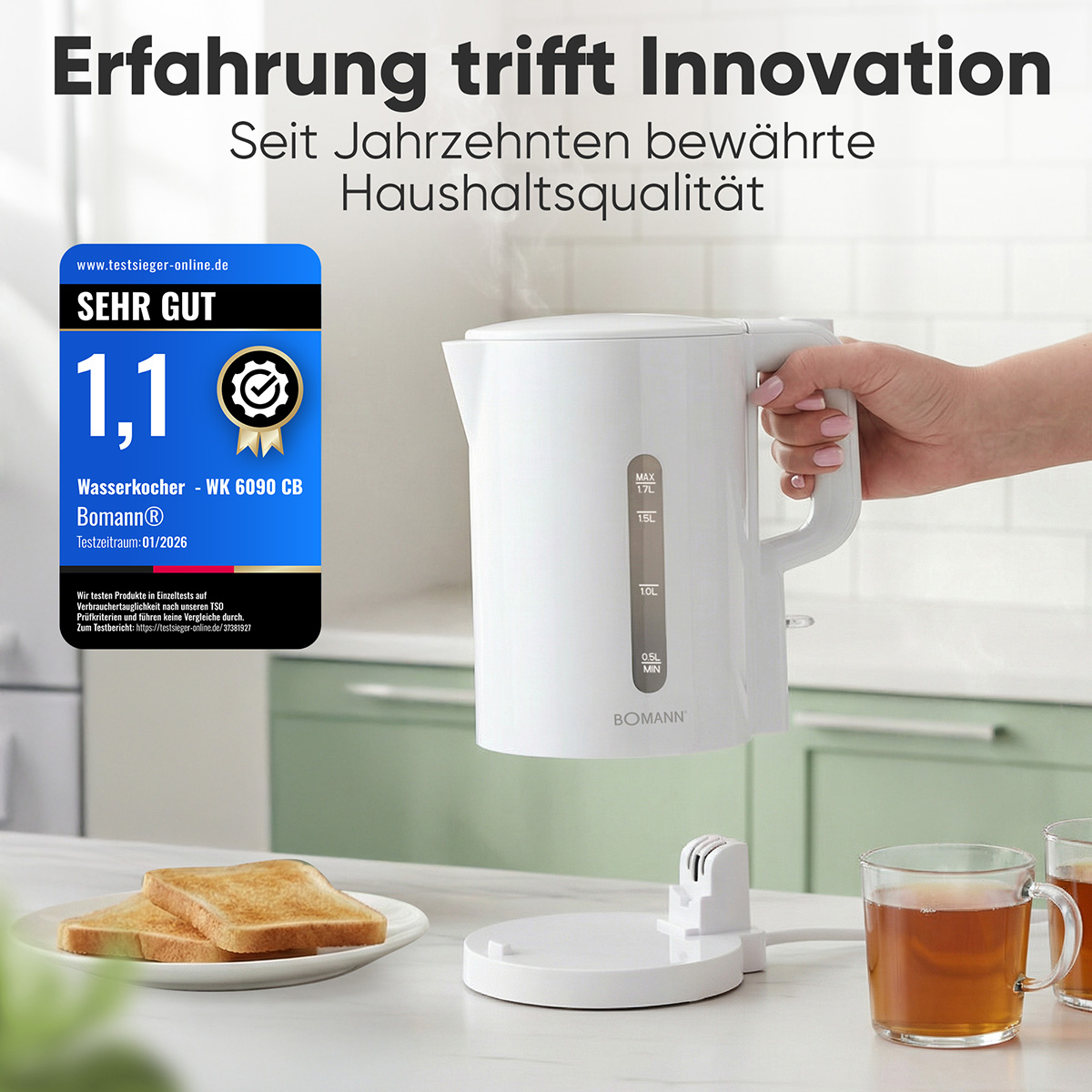 Weier Wasserkocher wird von einer Hand gehalten, daneben Toast und Tee.