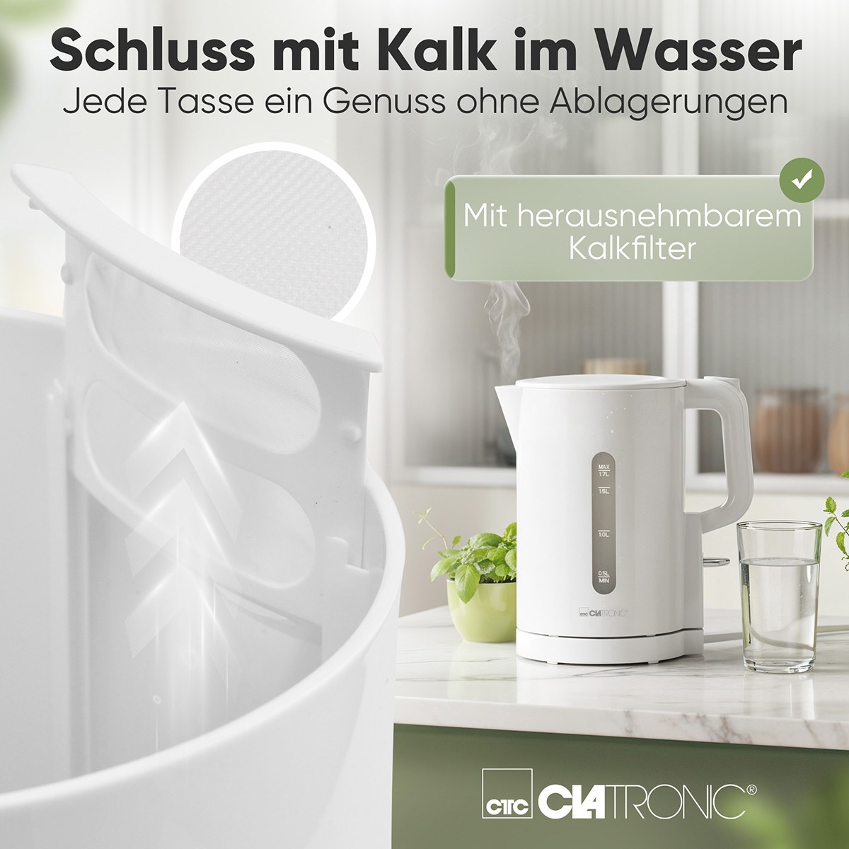 Ein weißer Wasserkocher mit Kalkfilter und ein Glas Wasser auf einer Arbeitsplatte.